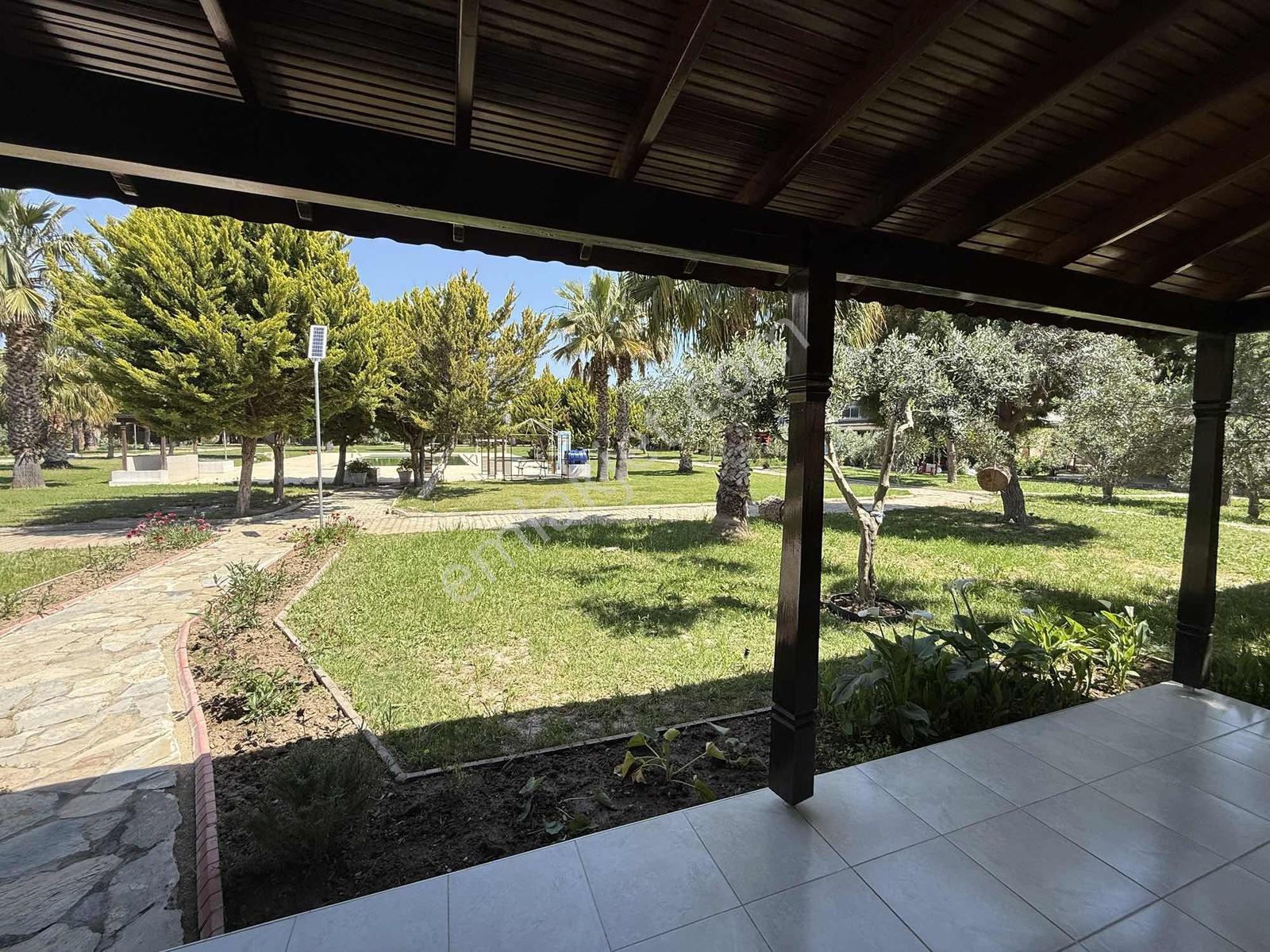 Ürkmez'de 3+1 Kiralık Havuzlu Villa - Görsel 13