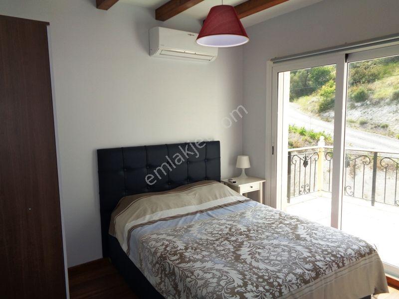 Alaçatı Port Yolu Üzerinde Kiralık Havuzlu Sitede Tek Müstakil 3+1 Lüks Villa - Görsel 31
