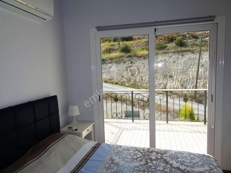 Alaçatı Port Yolu Üzerinde Kiralık Havuzlu Sitede Tek Müstakil 3+1 Lüks Villa - Görsel 32