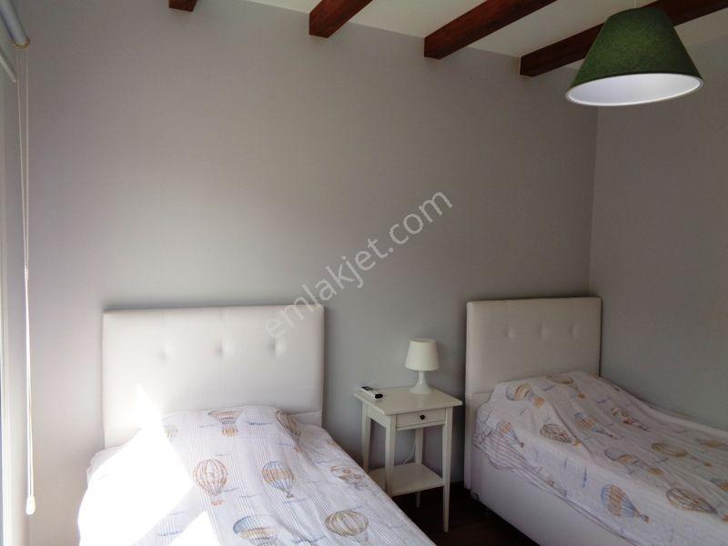 Alaçatı Port Yolu Üzerinde Kiralık Havuzlu Sitede Tek Müstakil 3+1 Lüks Villa - Görsel 35