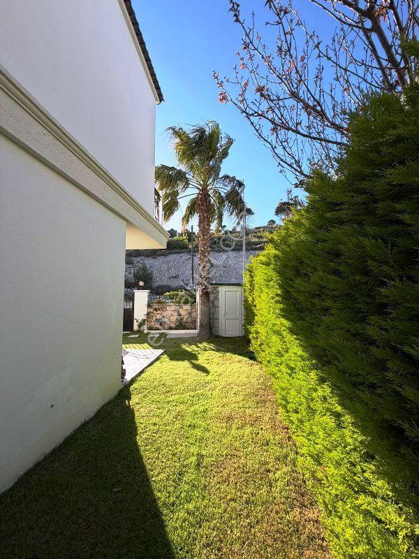 Alaçatı Port Yolu Üzerinde Kiralık Havuzlu Sitede Tek Müstakil 3+1 Lüks Villa - Görsel 10