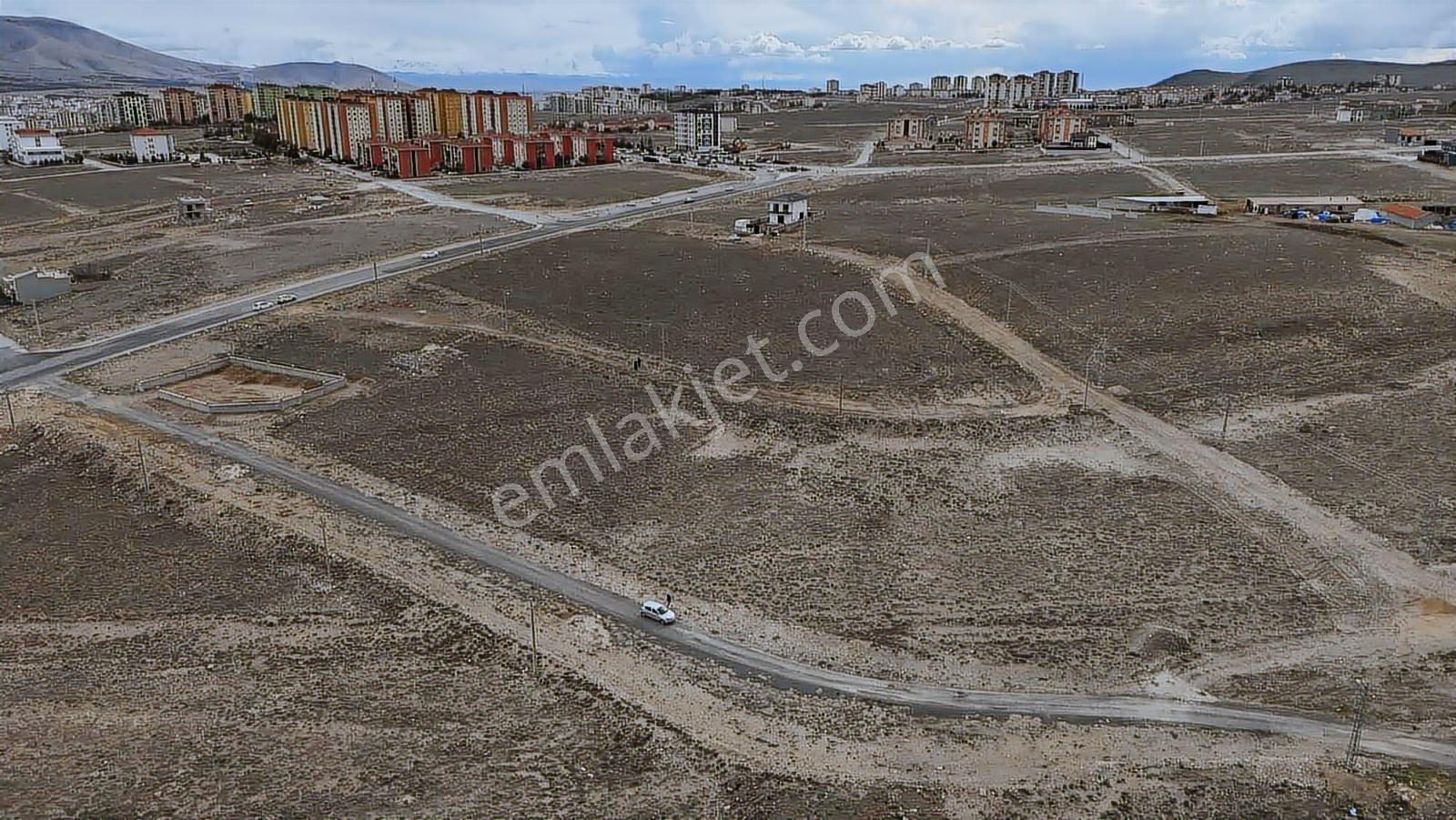 Emin Emlak'tan Yeni Niğde Evlerine 750 Metre Uzakta 653 M2 Arsa