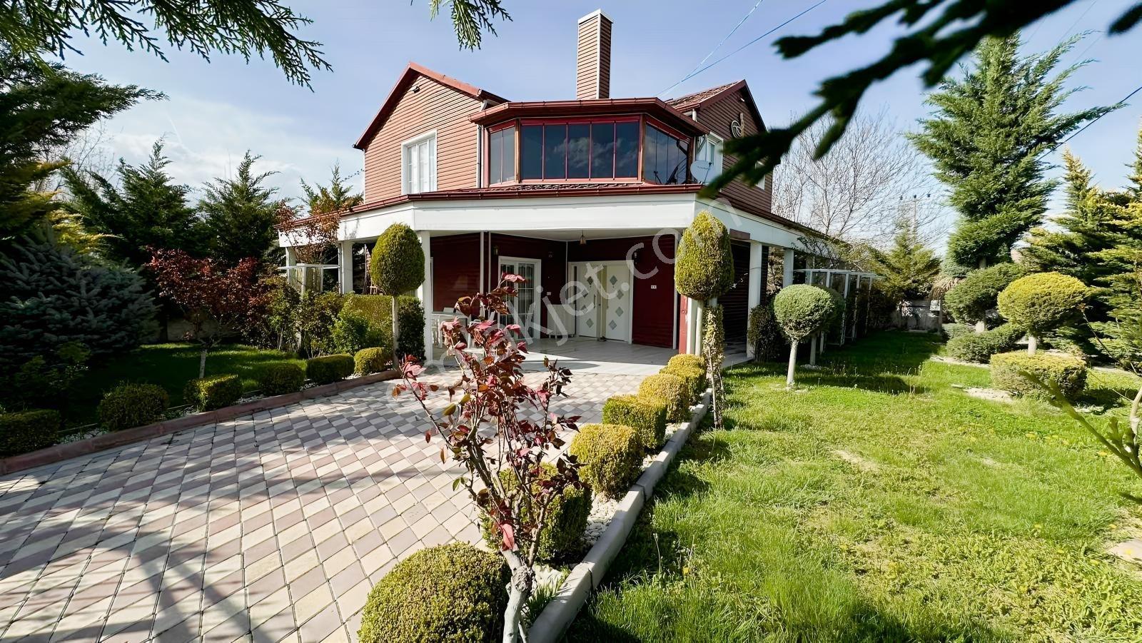 Sazlıca'da Ana Yol Üzeri Ticari İmarlı - Full Eşyalı Lüks Villa
