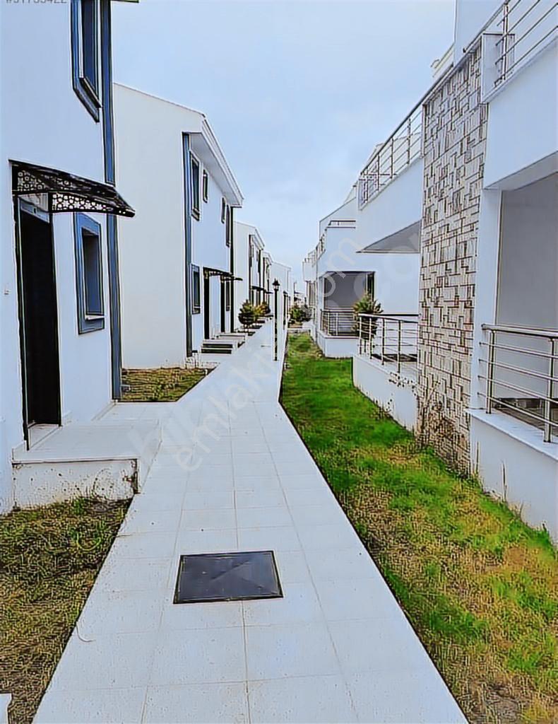 Ayvalık Sarımsaklı'da Site İçinde 3+1 Eşyalı 12 Ay Kiralık Villa