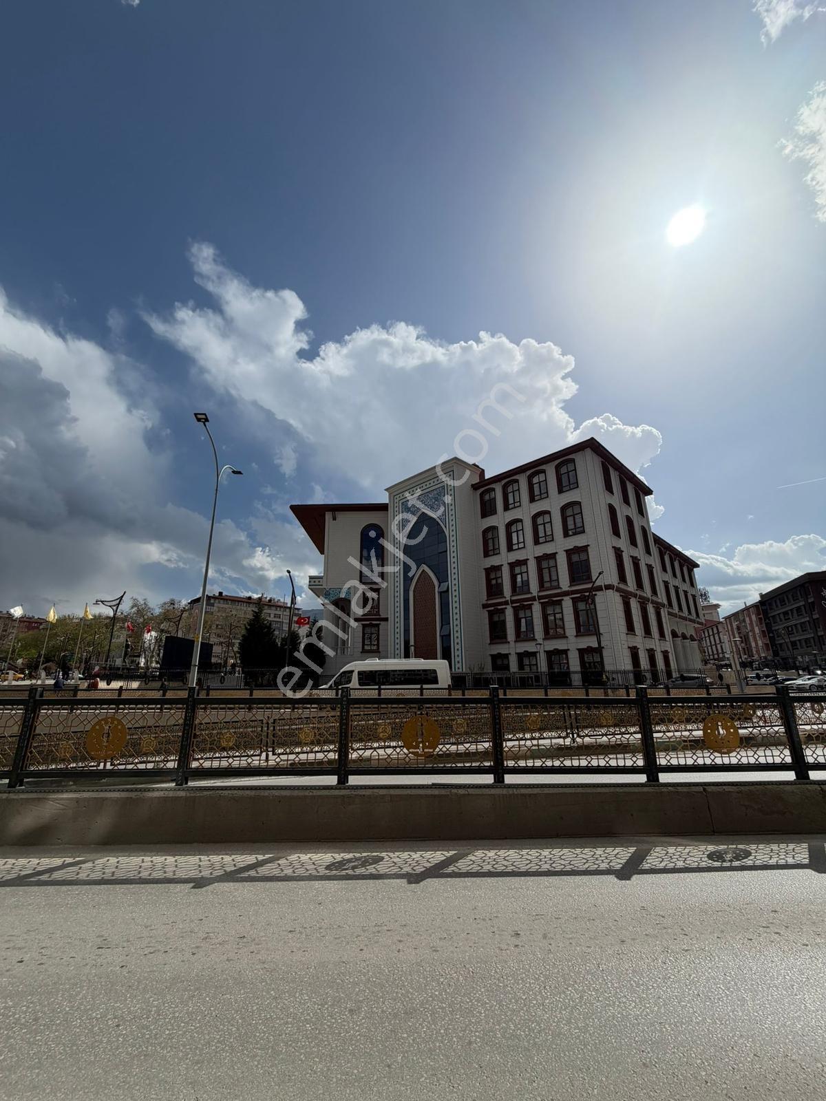 Menderes Caddesinde Devren Kiralık Hazır Giyim Mağazası Fırsatı! - Görsel 17