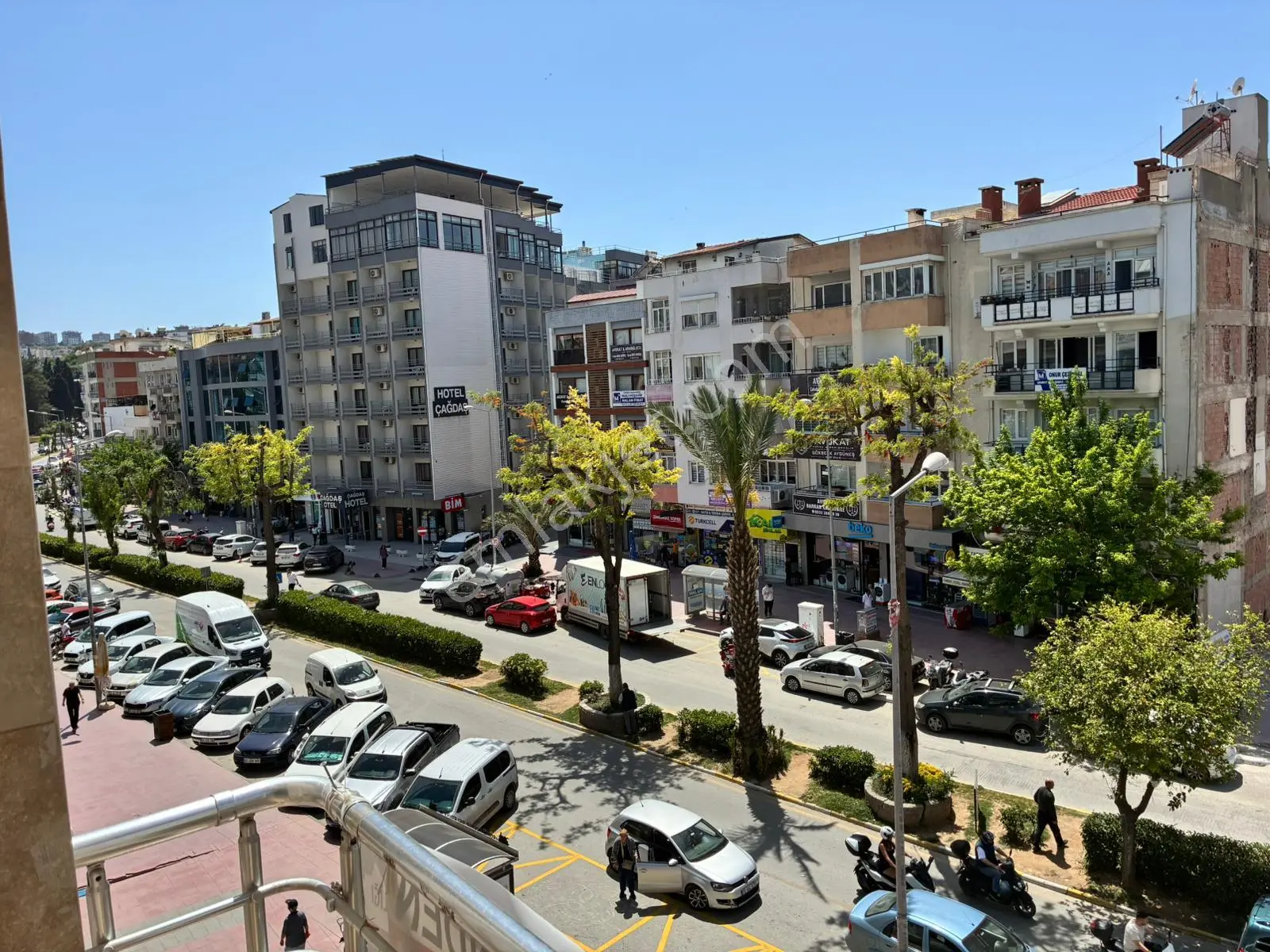 Kuşadası Merkez Çarşıda Kiralık Büro / İşyeri