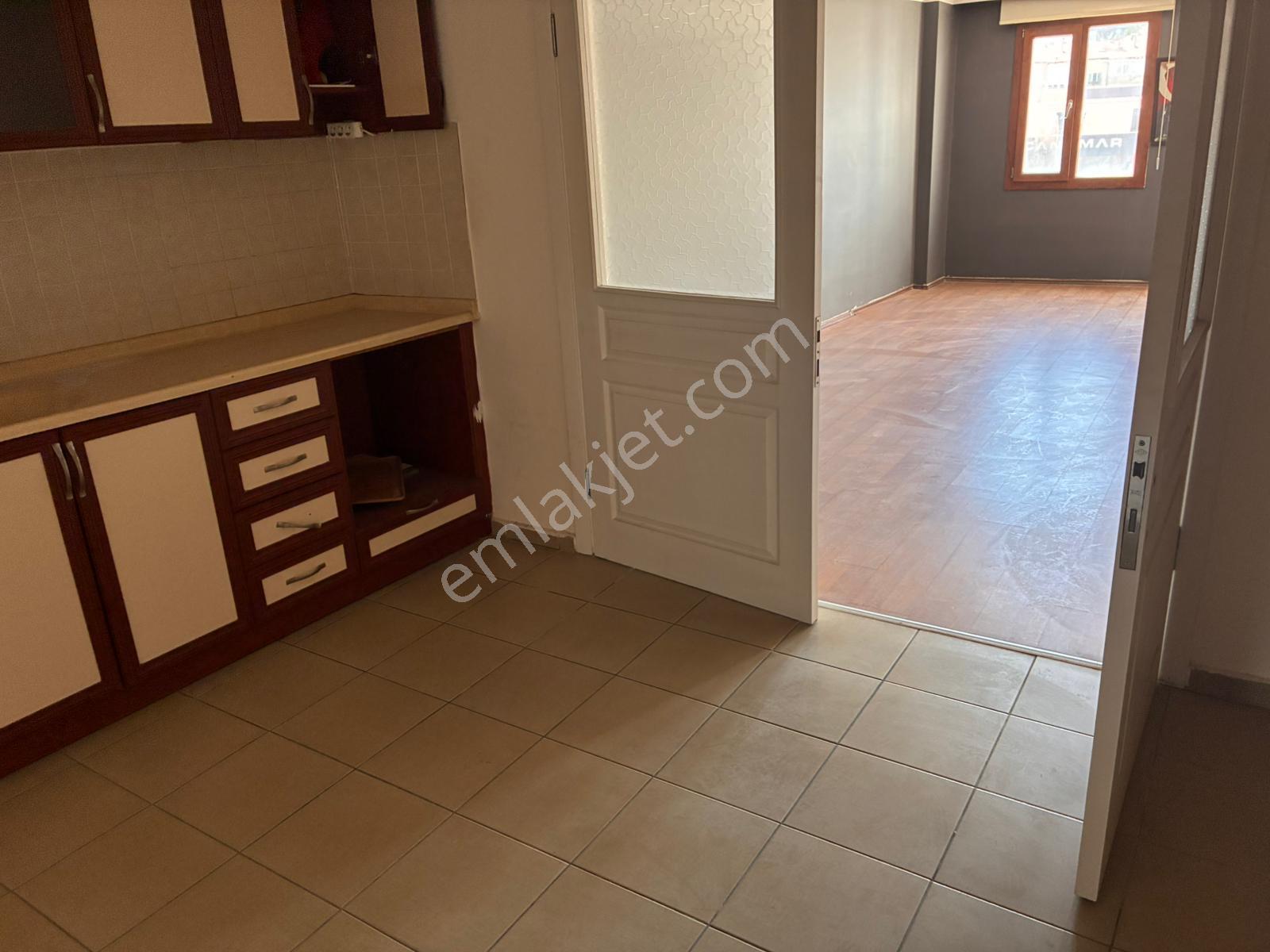 Kuşadası Merkez Çarşıda Kiralık Büro / İşyeri - Görsel 14