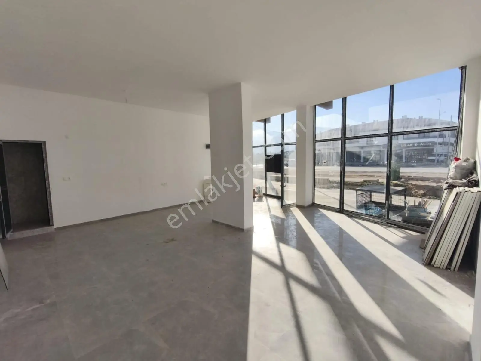 Nilvesten Akhisarda Cadde Üstü Kiralık Dükkan