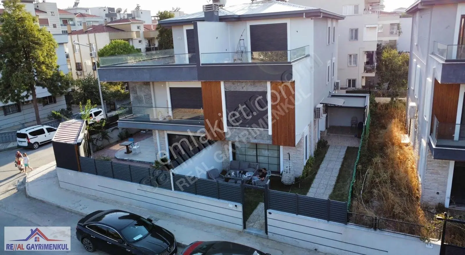 Real Gayrimenkul'den Kemalpaşa'da Büyük Bahçeli Şahane 4+1 Villa