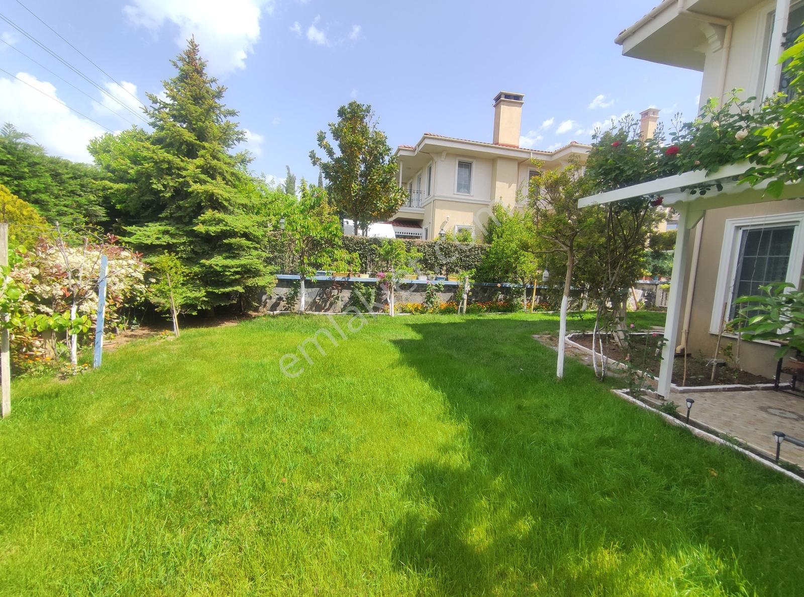 Üniversite Civarı Siteiçi Ayçadan Satılık 5+1 Bahçeli Lüks Villa