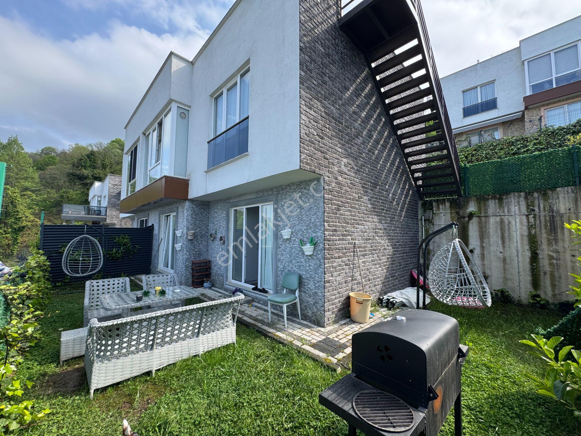 Sapanca Site İçinde Göl Manzaralı Satılık Villa..