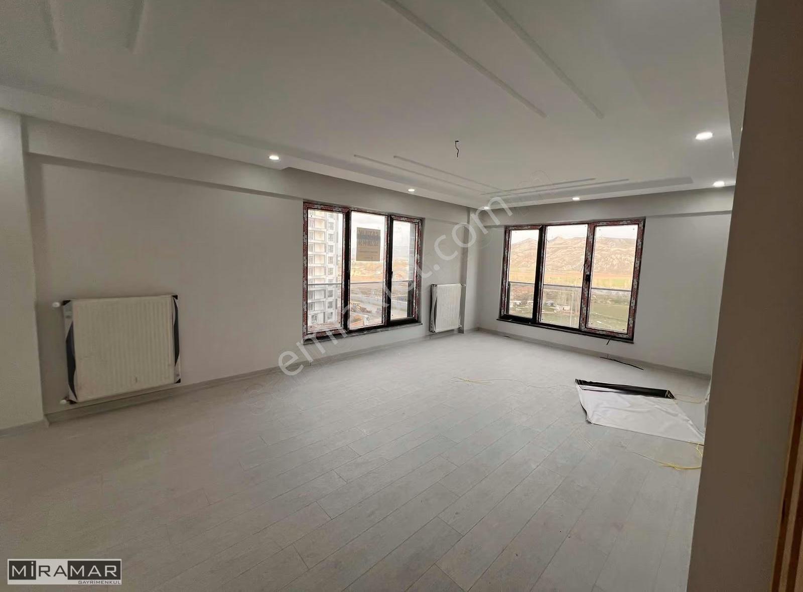 Miramar'dan Hastaneye Yakın Sıfır 4,5+1 Satılık Lüks Daire - Görsel 3