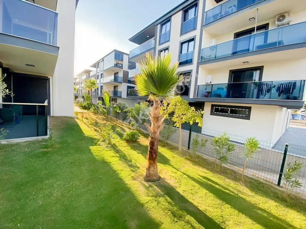 Aydın Kuşadası Davutlar Mahallesi'nde Havuzlu Satılık 2+1 Daire
