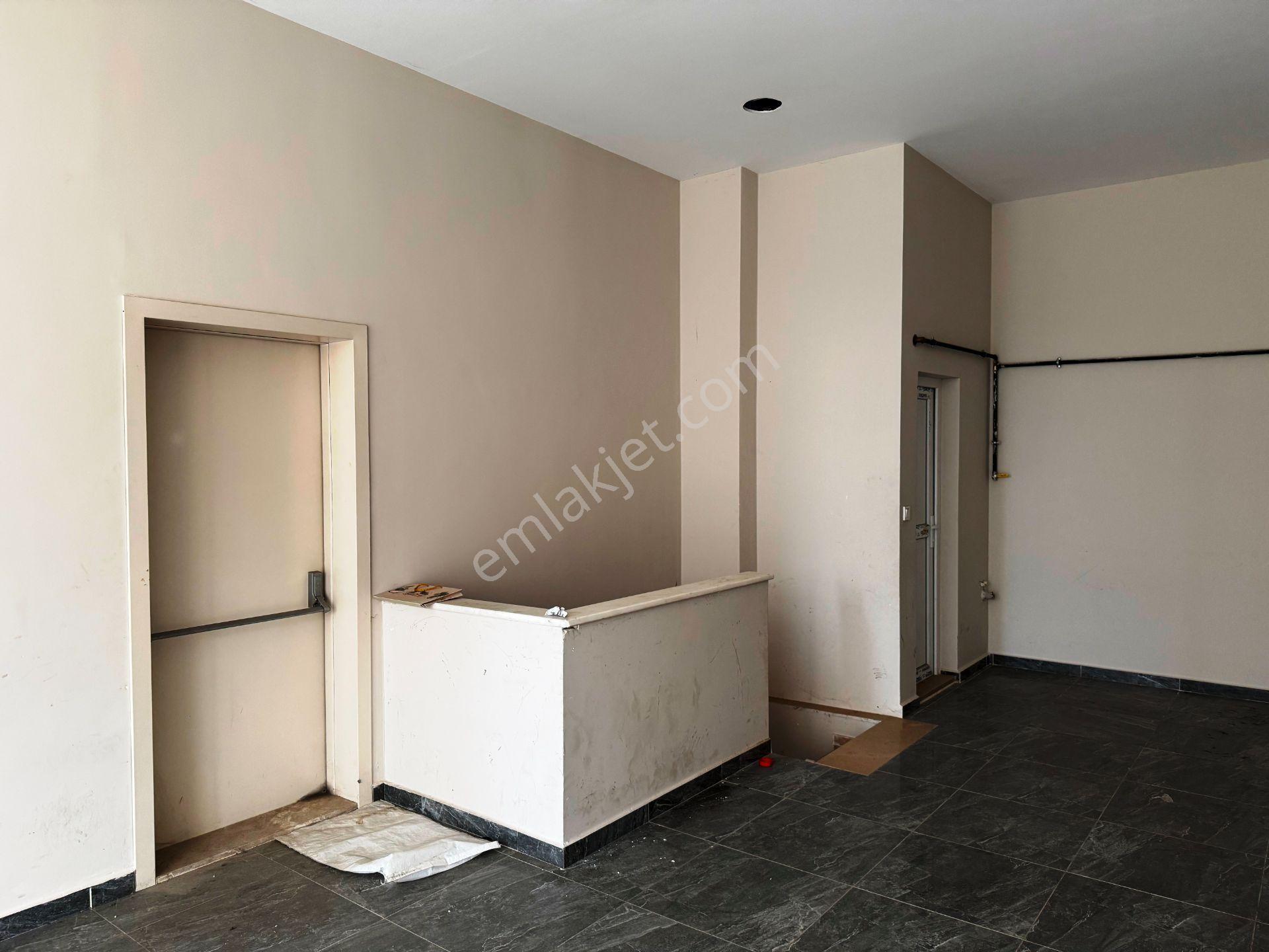 Yenidoğan Ufuk Caddesi 2yıllık 110m2 Depolu Wc'li Kiralık Dükkan - Görsel 8