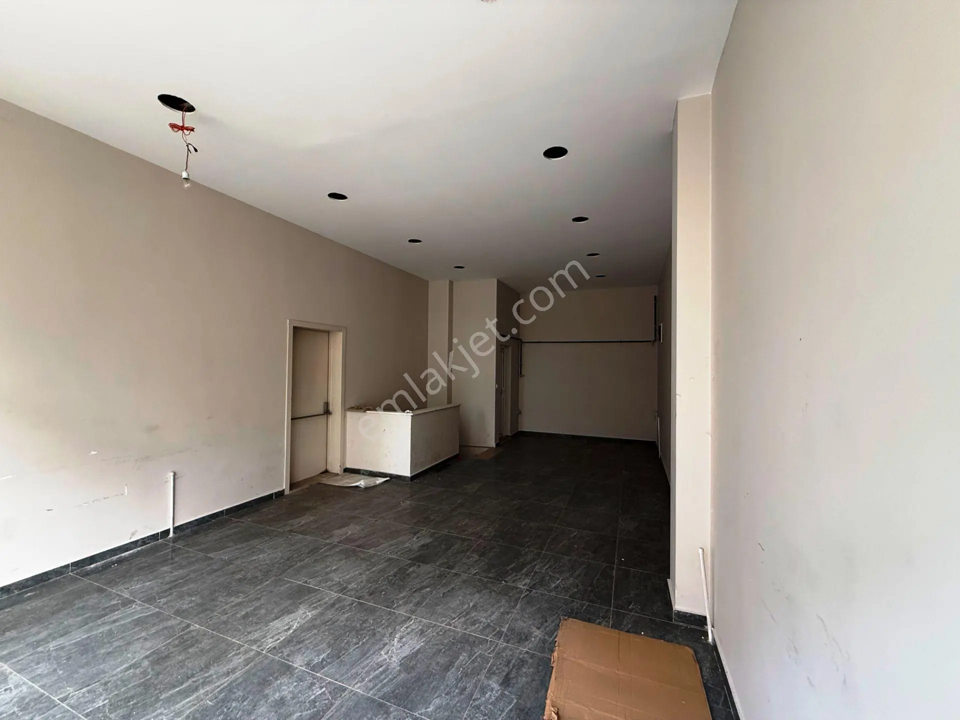 Yenidoğan Ufuk Caddesi 2yıllık 110m2 Depolu Wc'li Kiralık Dükkan - Görsel 2