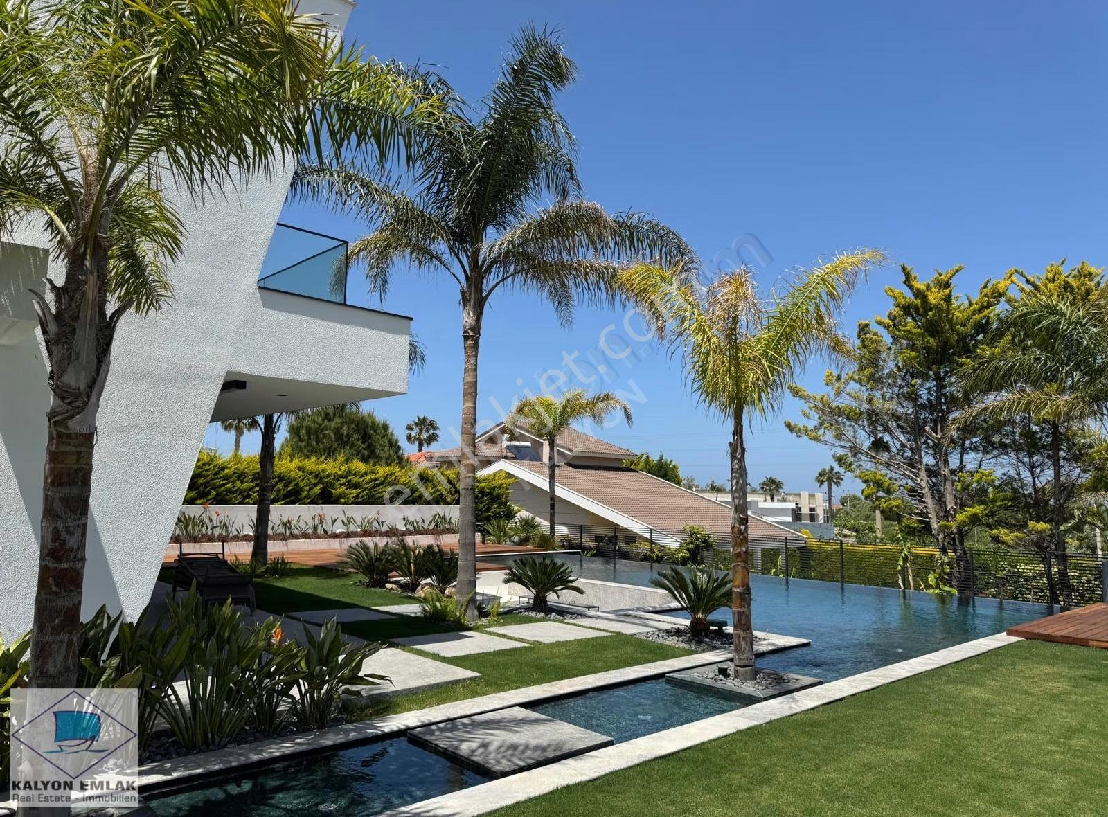 Çeşme Mamurbaba'da Deniz Manzaralı Lüks Kiralık Villa