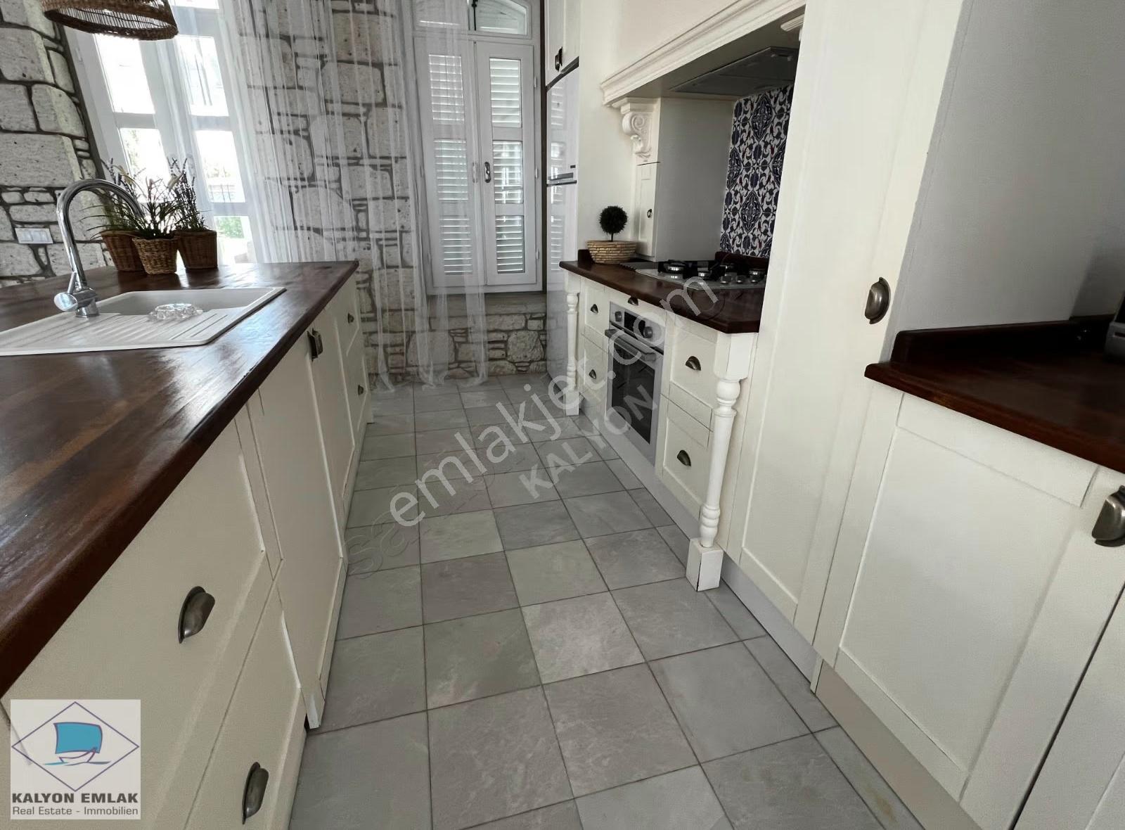 Alaçatı Hacımemişte Kiralık Havuzlu Cumbalı Merkezi Taş Villa - Görsel 5