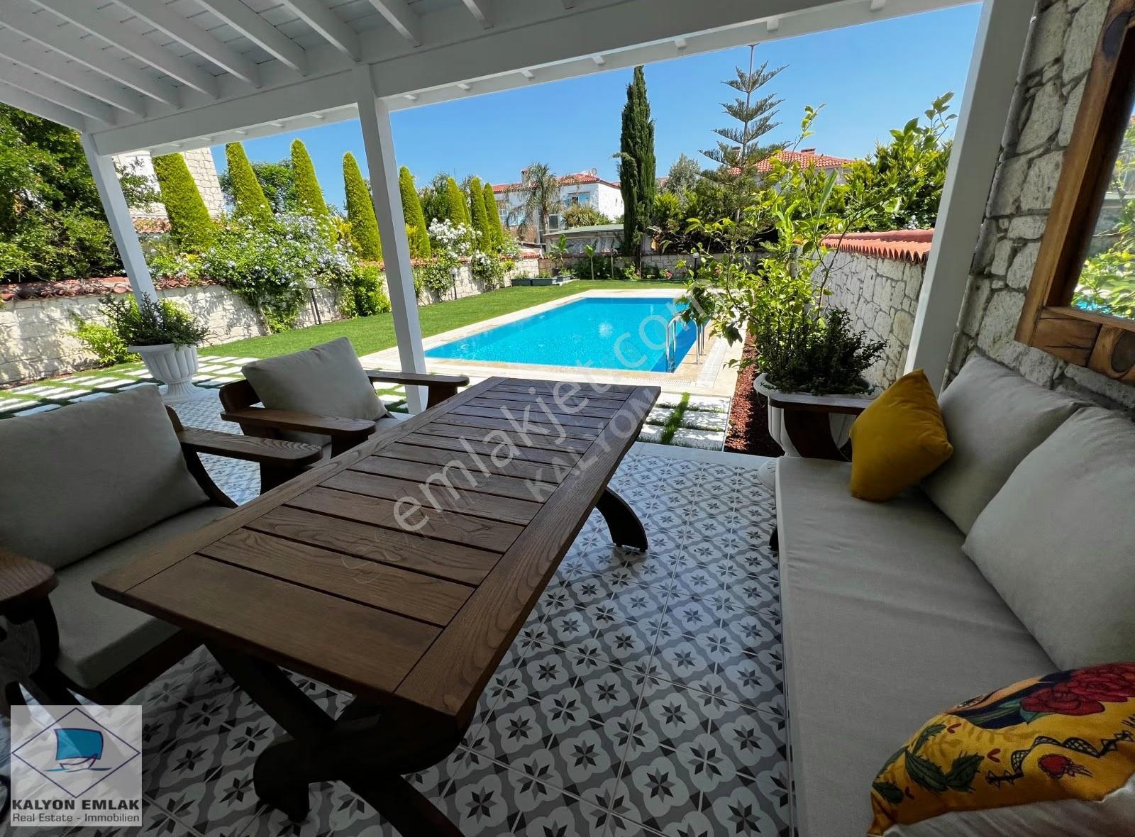 Alaçatı Hacımemişte Kiralık Havuzlu Cumbalı Merkezi Taş Villa - Görsel 9