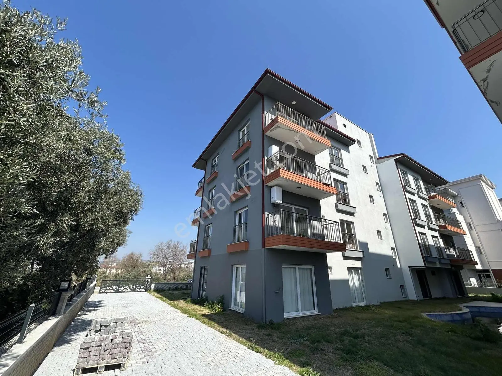 Kuşadası Davutlar'da Deniz Manzaralı Satılık 1+1 Daire