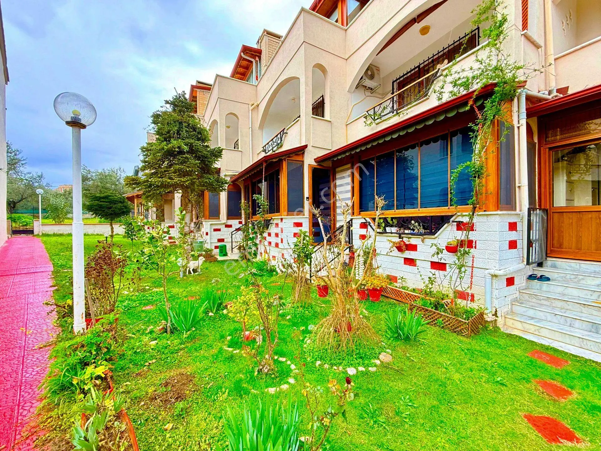 Yükselden Gürede Denize 500 Metre Ful Bakımlı Şömineli 4+1 Villa - Görsel 3