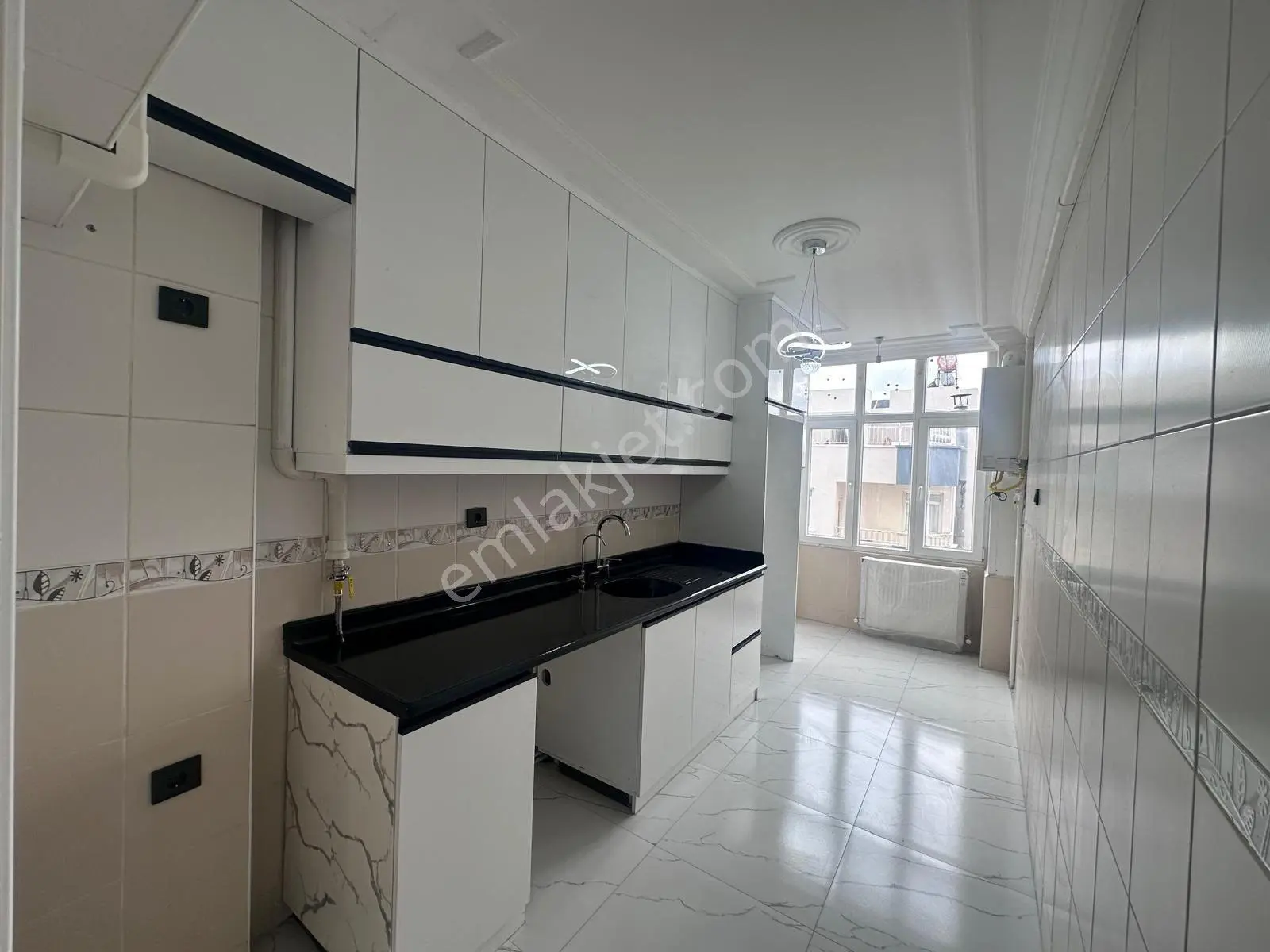 Beyazevler’de Masrafsız Geniş Oturumlu 2+1 Kapalı Mutfak Satılık Daire