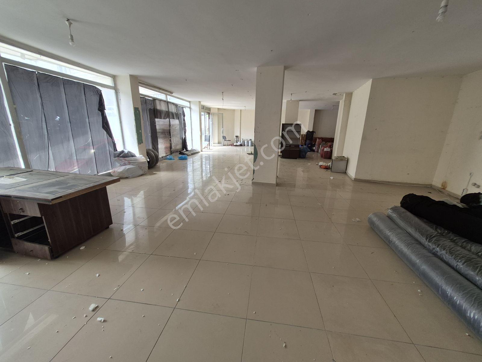 Esenyurt'ta Caddeüstü 530m2 Satılık Dükkan - Görsel 2