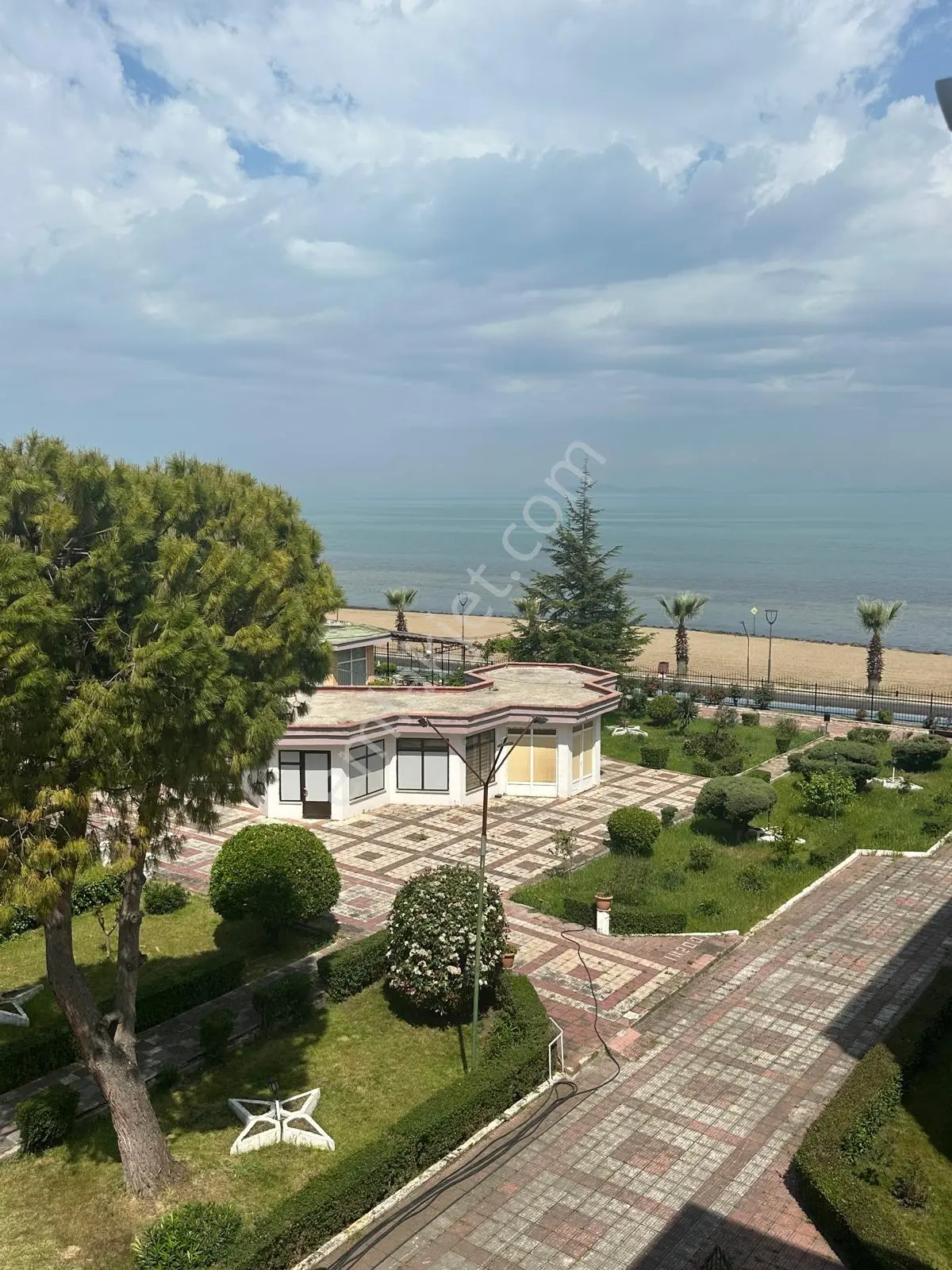 Ata Emlak'tan Denize Sıfır Sitede 1+1 Eşyalı Kiralık Daire