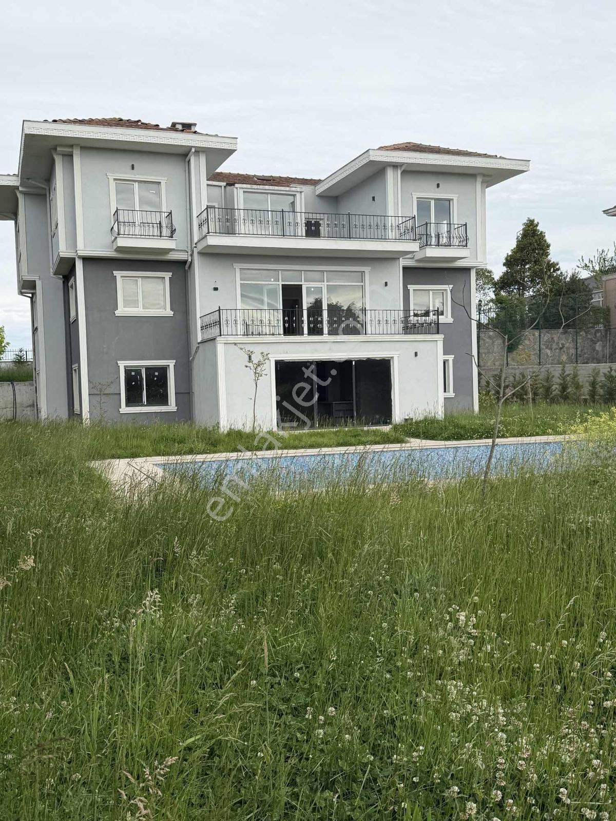 Büyükçekmece Tepekent Sitesinde Kiralık Müstakil Villa