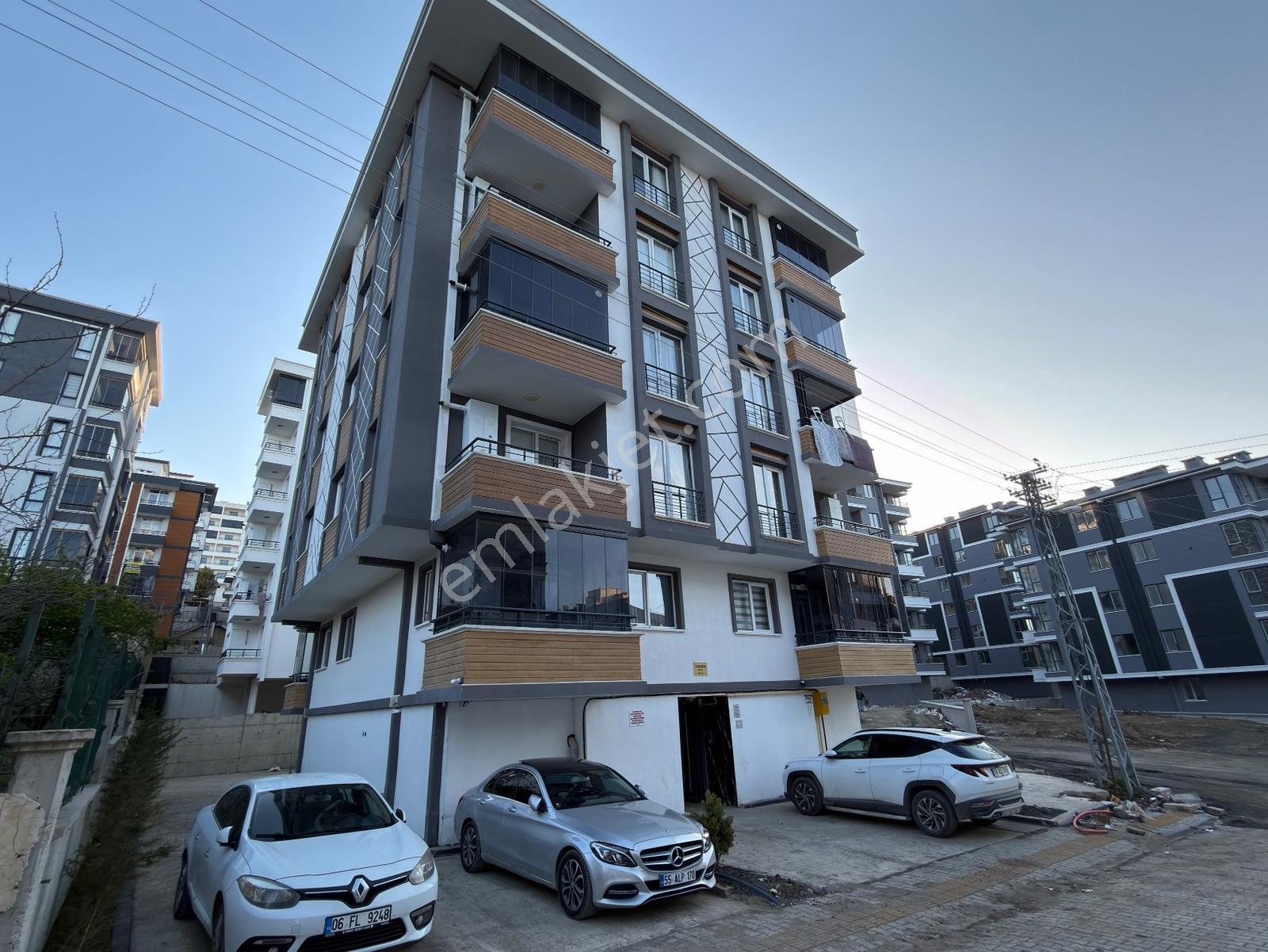 Salon Mutfak Ayrı / Tramvaya Yakın / Çok Geniş 1+1/ Remax Gökhan - Görsel 11