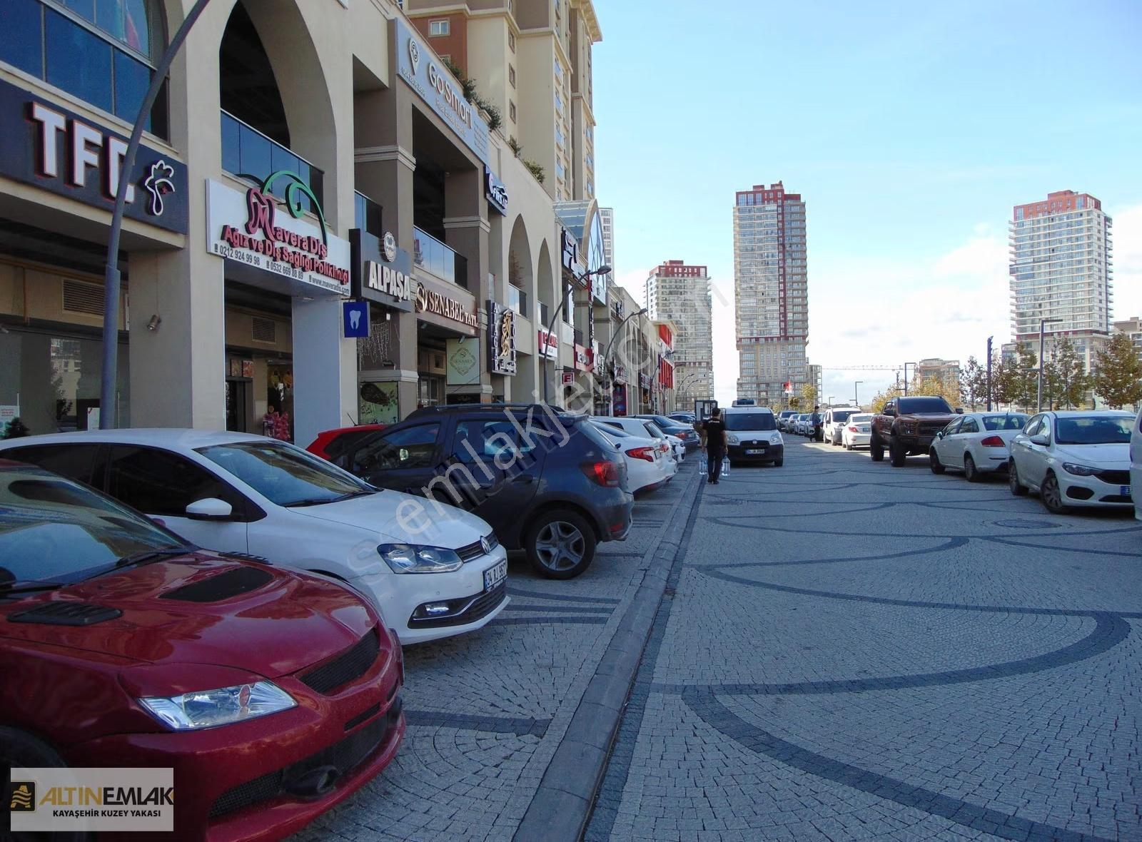 Park Mavera 1'de Meydan Cephede Kiralık 375 M2 Dükkan