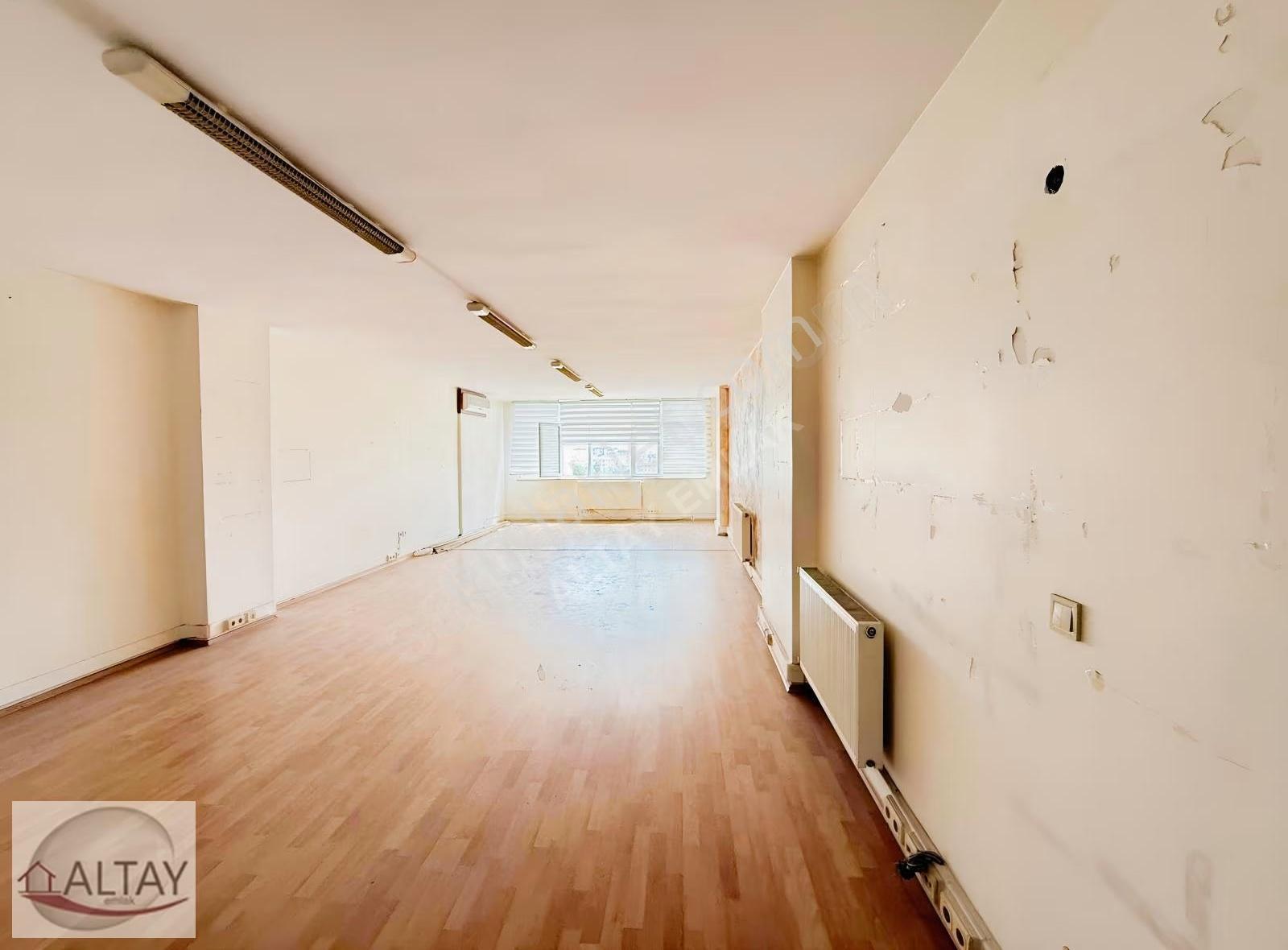 Küçükbakkalköy'de Ana Cadde Üstü 100m² Kiralık Ofis