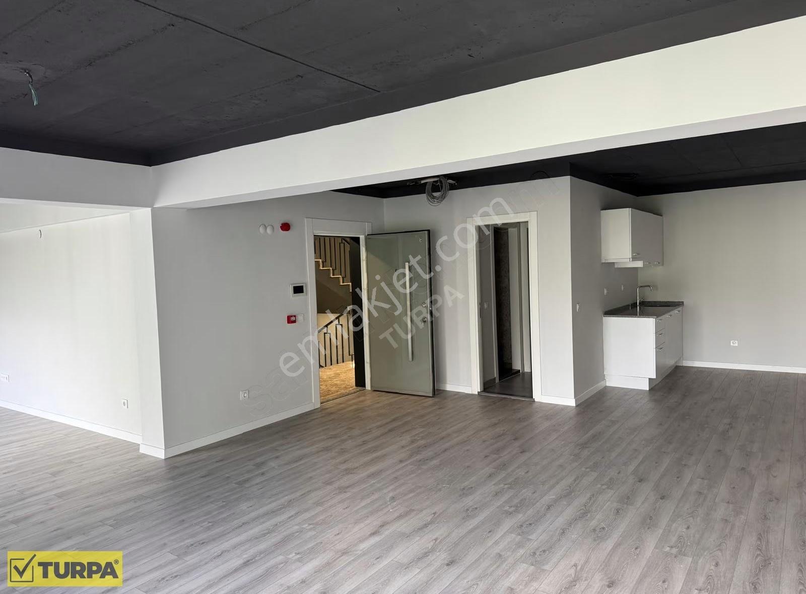 Gaziemir Akçay Cadde Üzerinde Merkezi Konumda Kiralık Ofisler