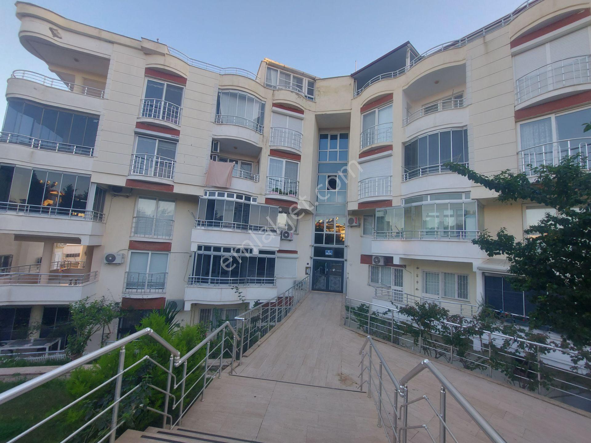 Altınkum Plajına 300mt Mesafede Havuzlu Sitede Satılık 2+1 Daire