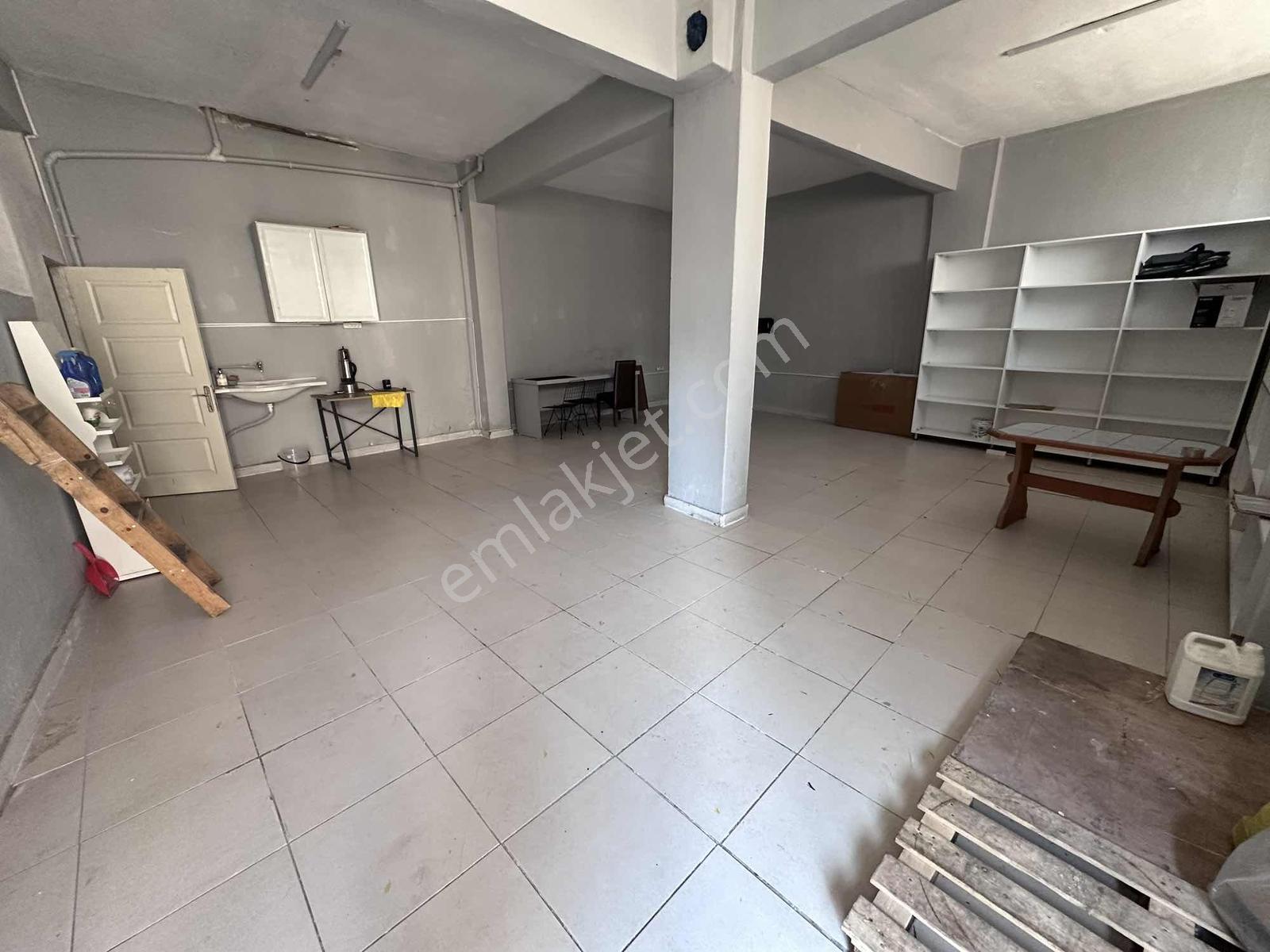 Hürriyet Mahallesi Cengiztopelcami Yani 90m2 Düzgiriş Dükkan