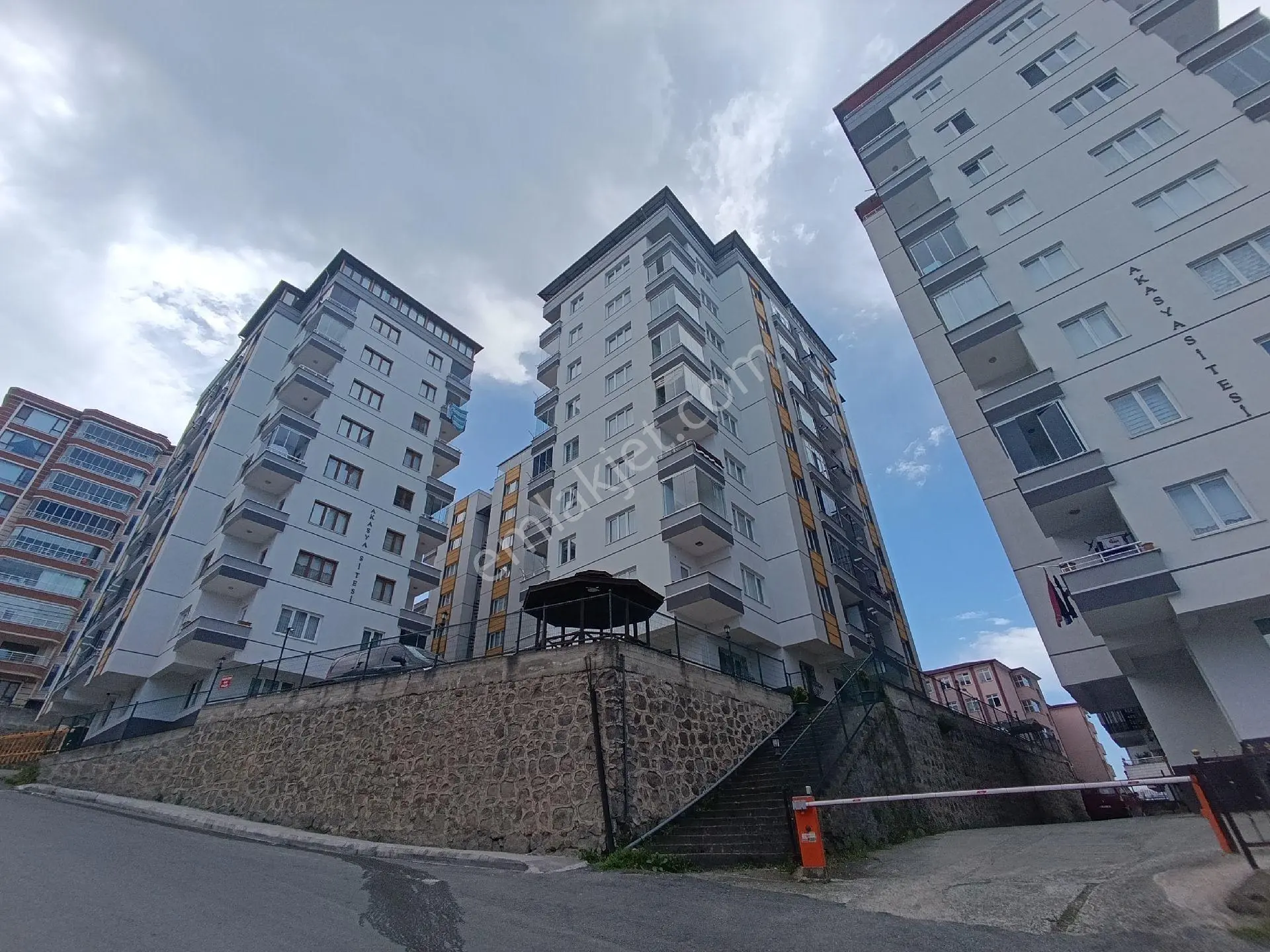 Yomra Sancak Mahallesi'nde Ana Yola Çok Yakın Deniz Manzaralı Site İçerisinde Satılık 3+1 Daire