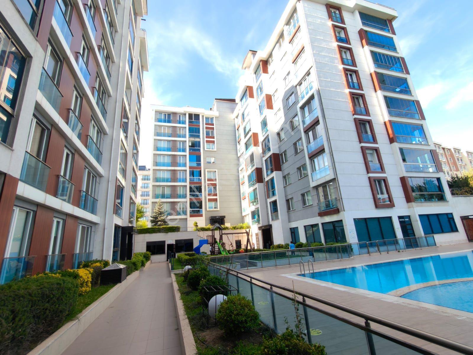 Beylikdüzü Adnan Kahvecıde Site İçinde 2+1 120m2 Ebeveyın Banyolu Kiralık Daire