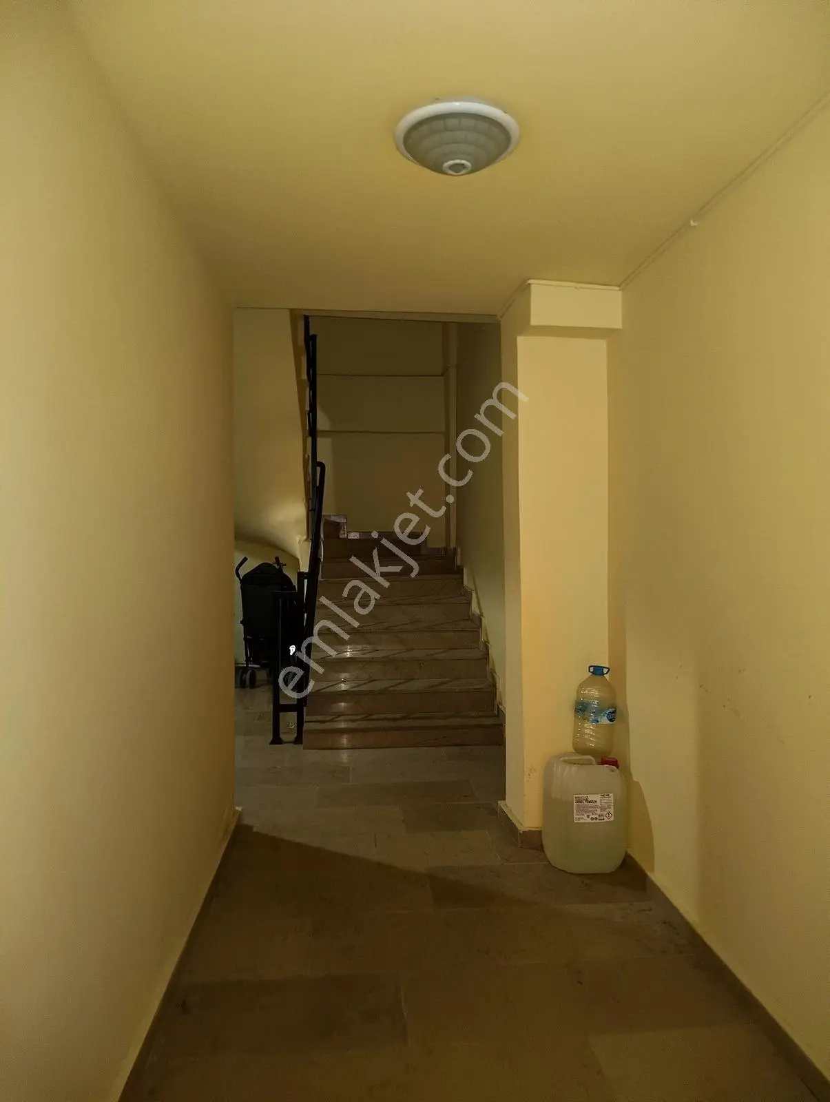 Çamlıca'da Çift Cepheli, Boyalı, Tramvaya Yakın Kiralık 2+1 - Görsel 2