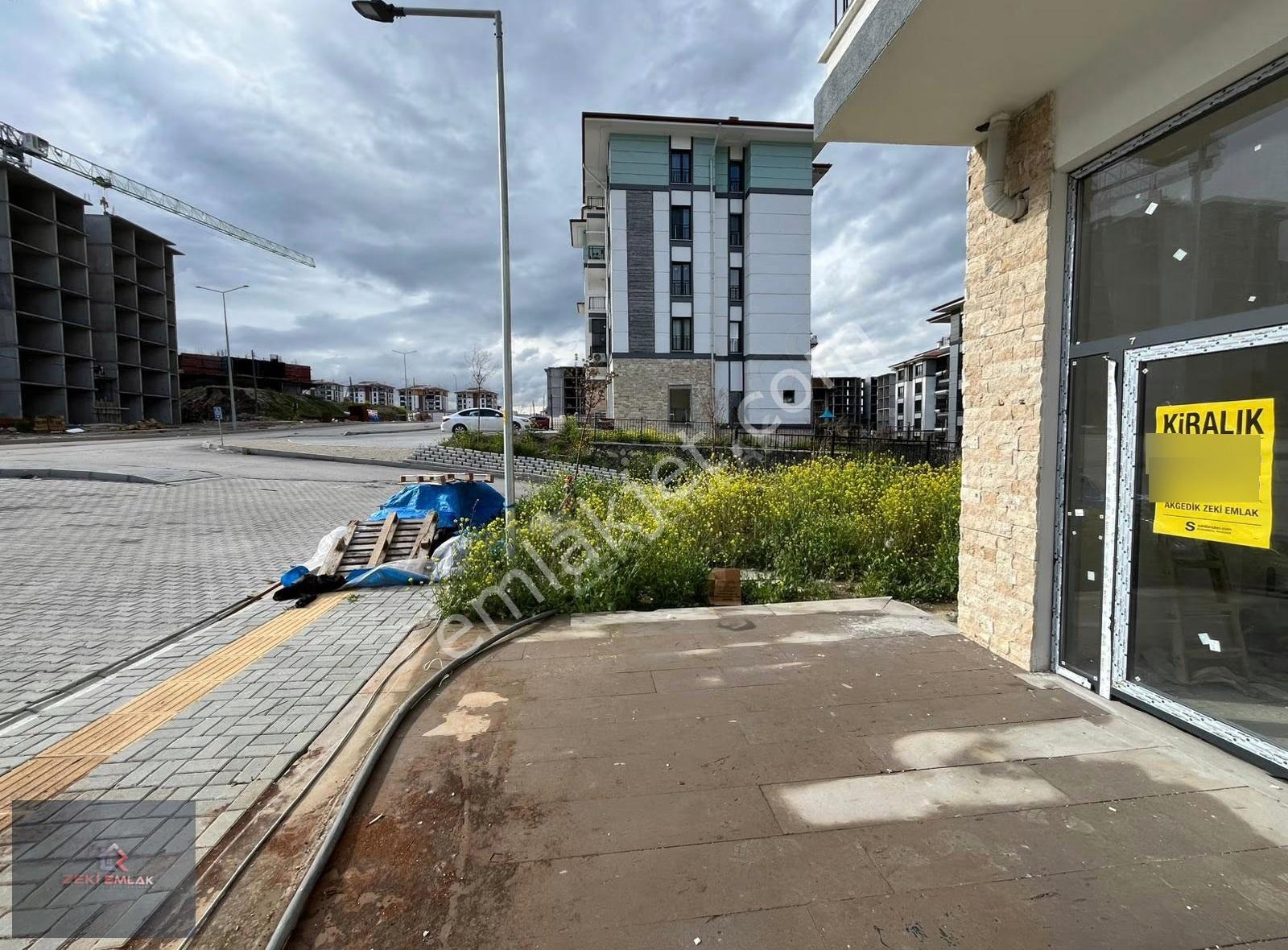 Akgedik Zeki Emlak'tan 4. Etap'ta Kiralık 110 M² Dükkan