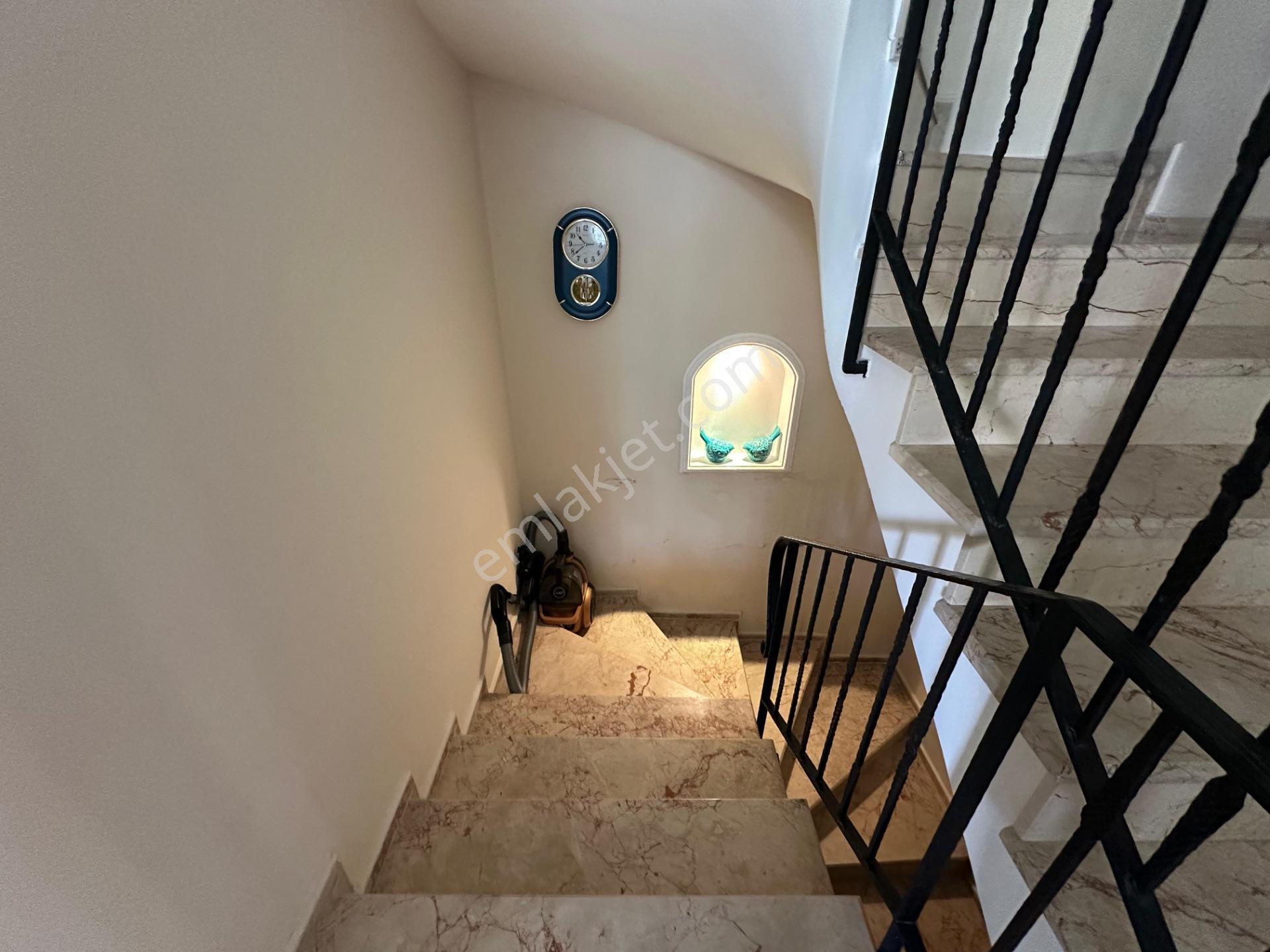 Foçada Satılık 4+1süper Villa - Görsel 13