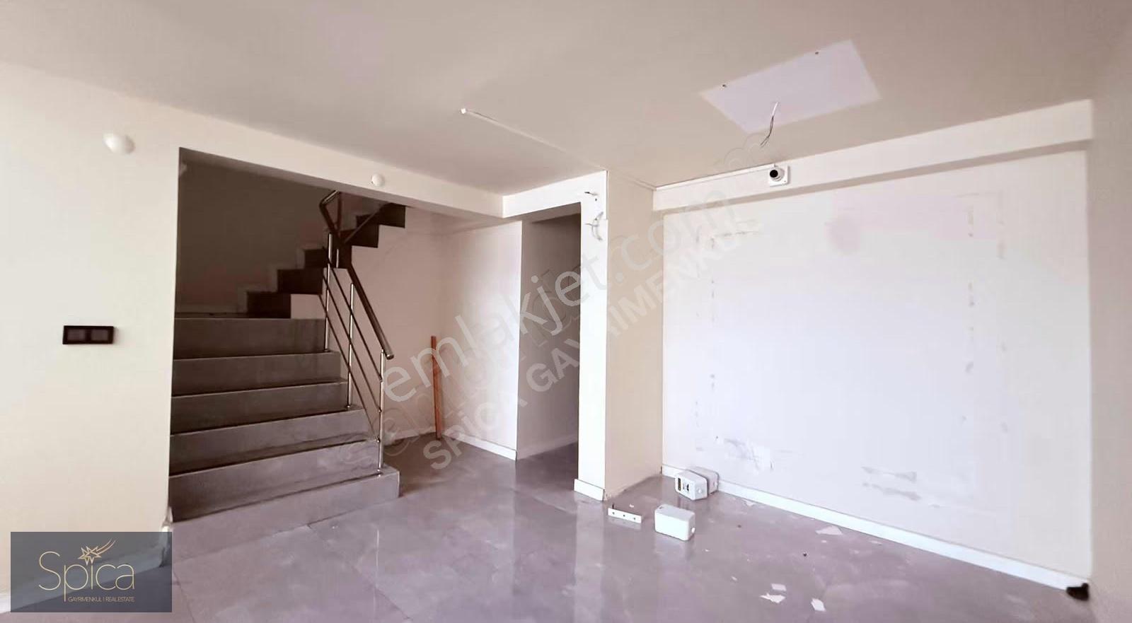 Karşıyaka Çarşıda Kiralık Dükkan