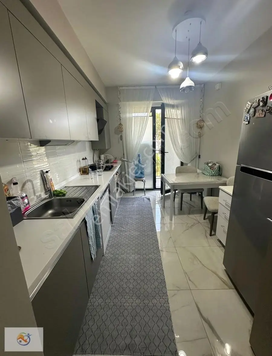 Zeytinburnu Meydan Evlerinde 2+1 Bahçe Katı Satılık Daireler