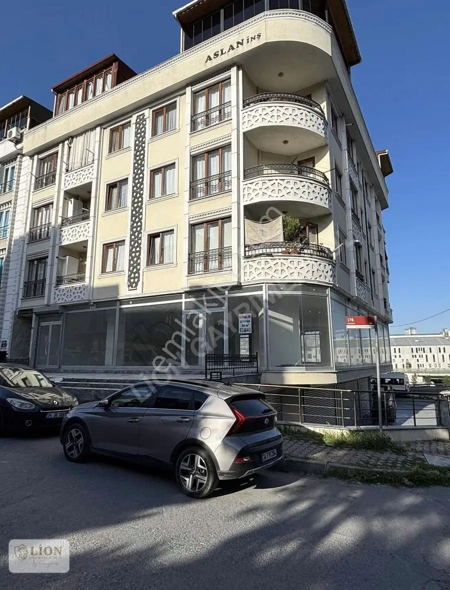 Beylikdüzü Yakuplu'da 330m² Vitrin Cepheli Kiralık İş Yeri