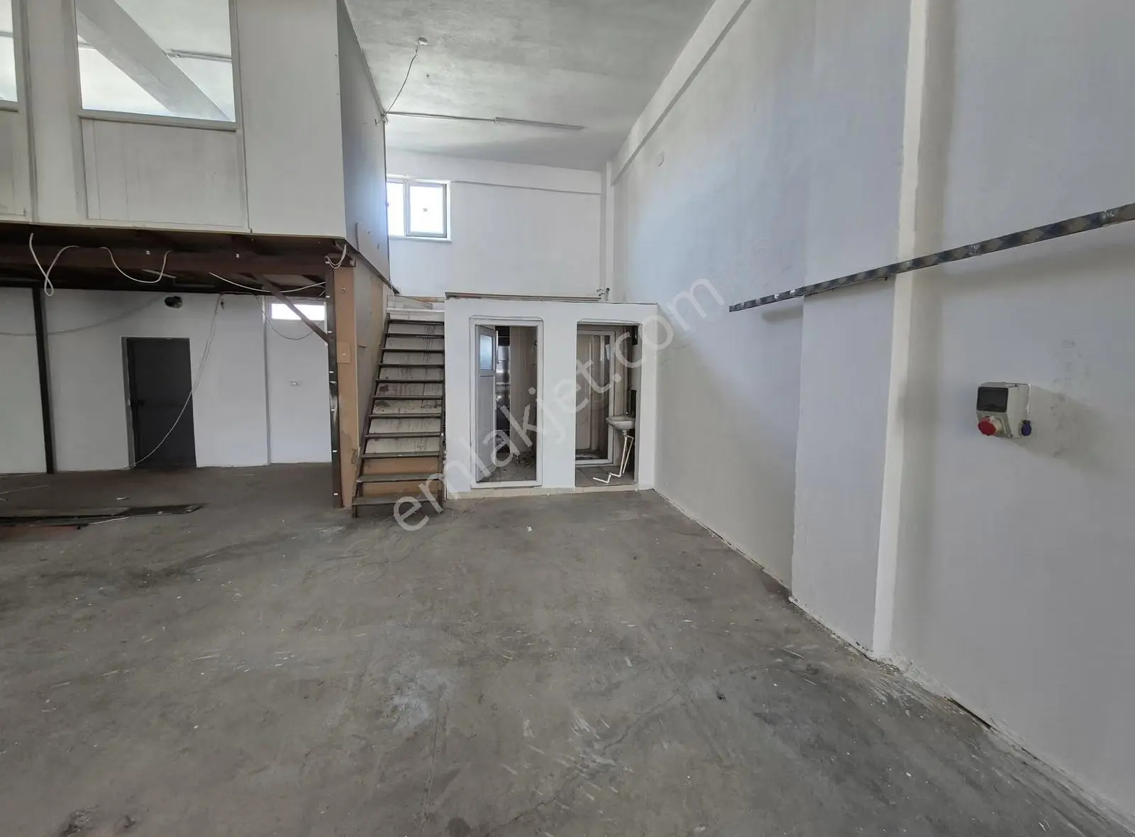 Şemikler De Menderes Bulvarına Yakın Fırsat Kiralık İşyeri+depo