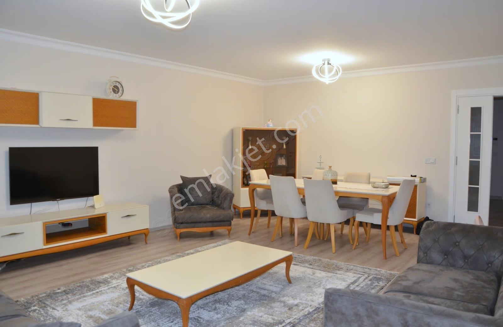 Palmiye Konaklarında 3,5+1 Brüt 198 M2 Full Yapılı Daire