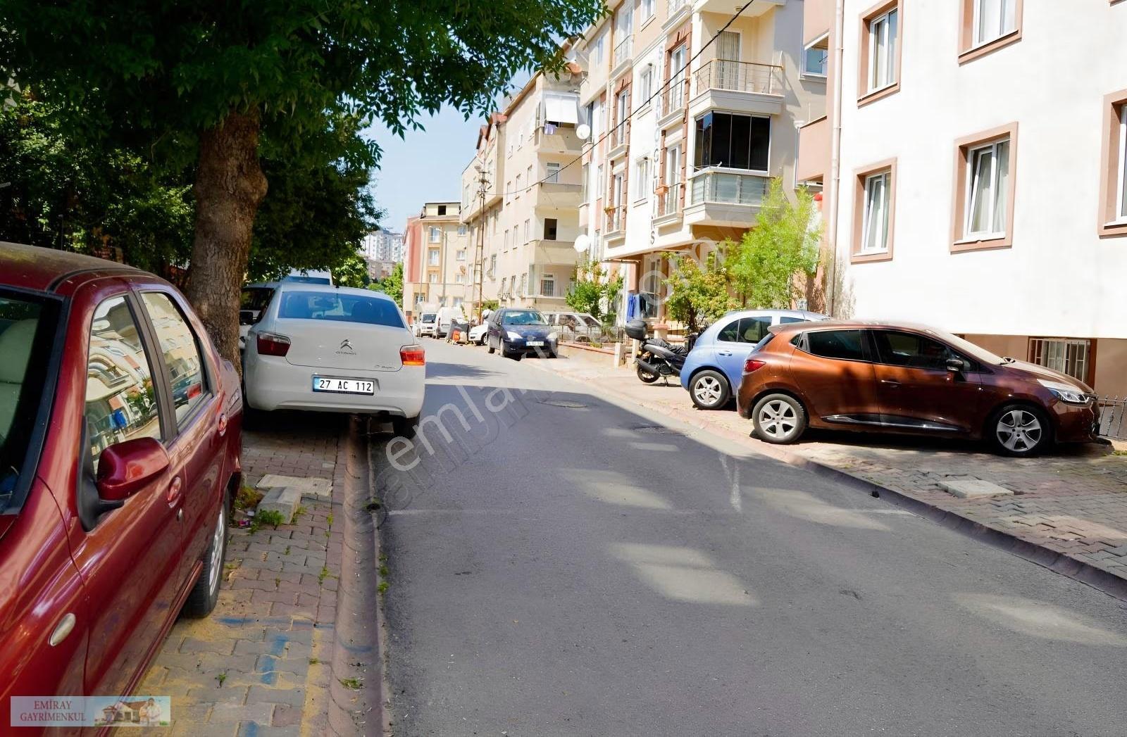 Emiray Dan İstiklal Mahallesinde Oturuma Hazır Boş 2+1 Daire