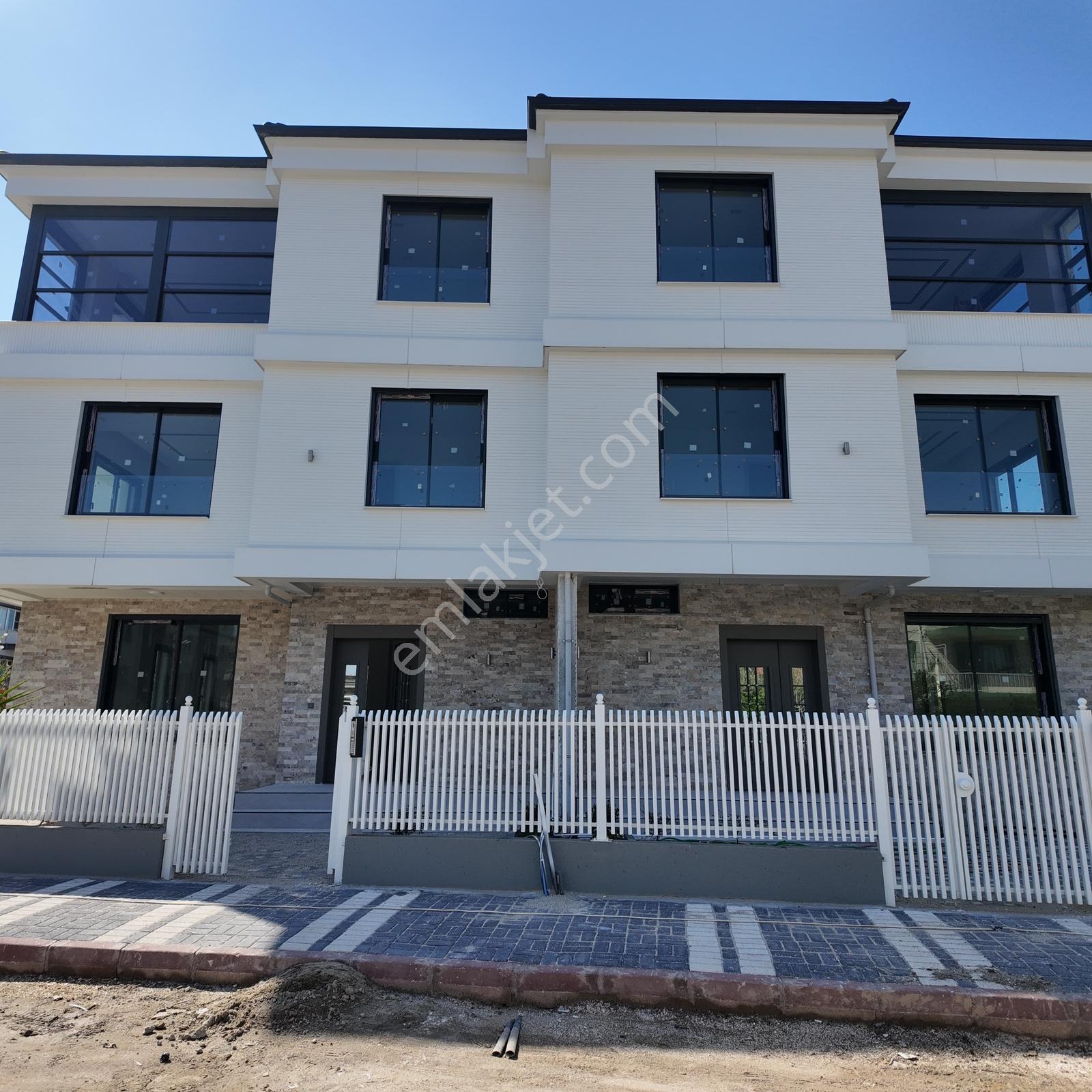 Reşatbey Yürüyüş Yoluna Komşu 282 M2 6+1 Tripleks Villa