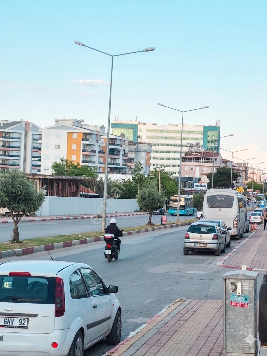 Hastane Caddesi Üzerinde Geniş Kullanım Alanlı Dükkan