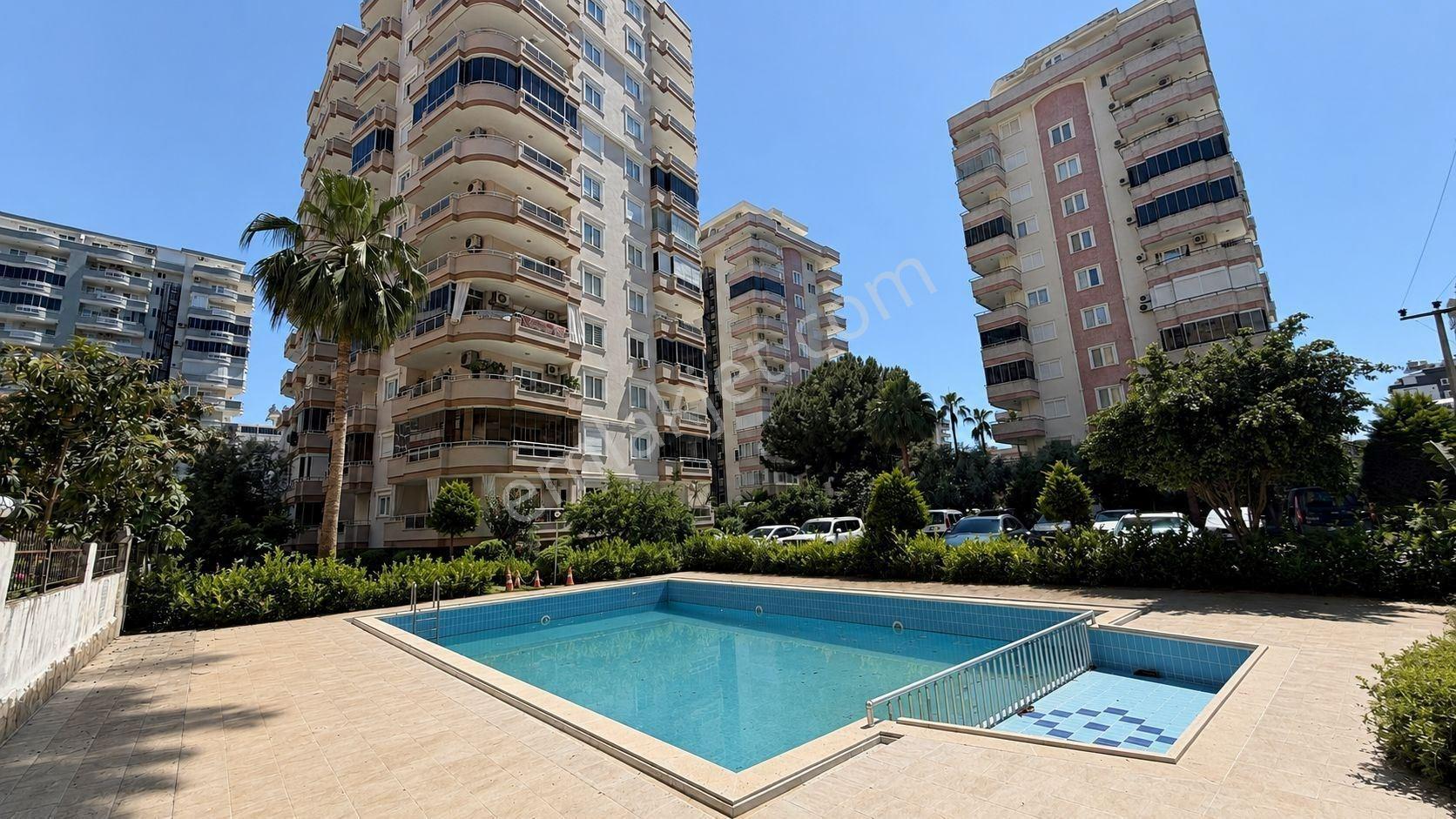 Alanya Mahmutlar’da Merkezi Konumda Denize 400 Metre Full Eşyalı 2+1 Satılık Daire