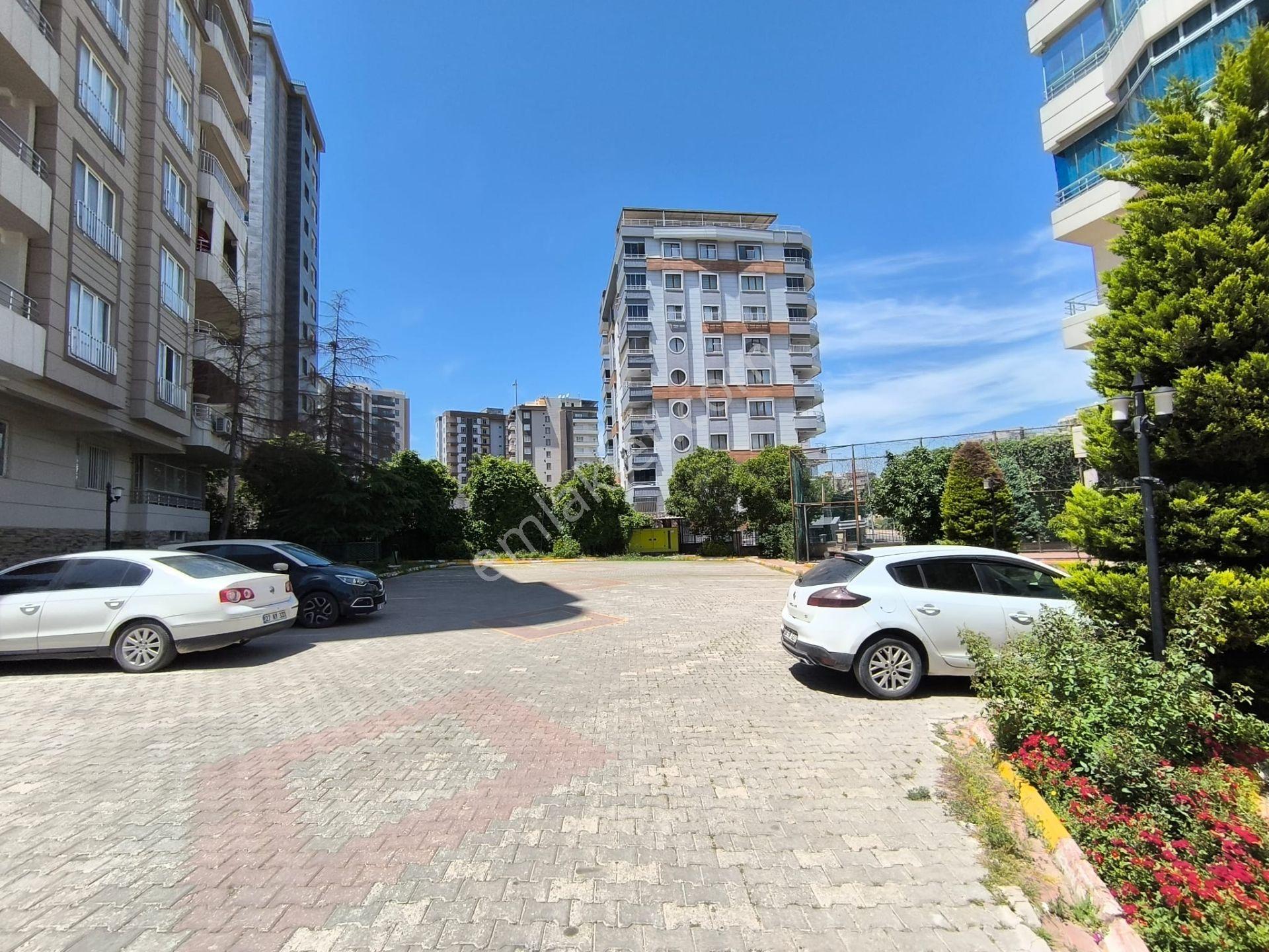 Site İçerisinde Geniş Ve Ferah 190 Metrekare Satılk Yüksek Giriş 4+1 Daire - Görsel 2