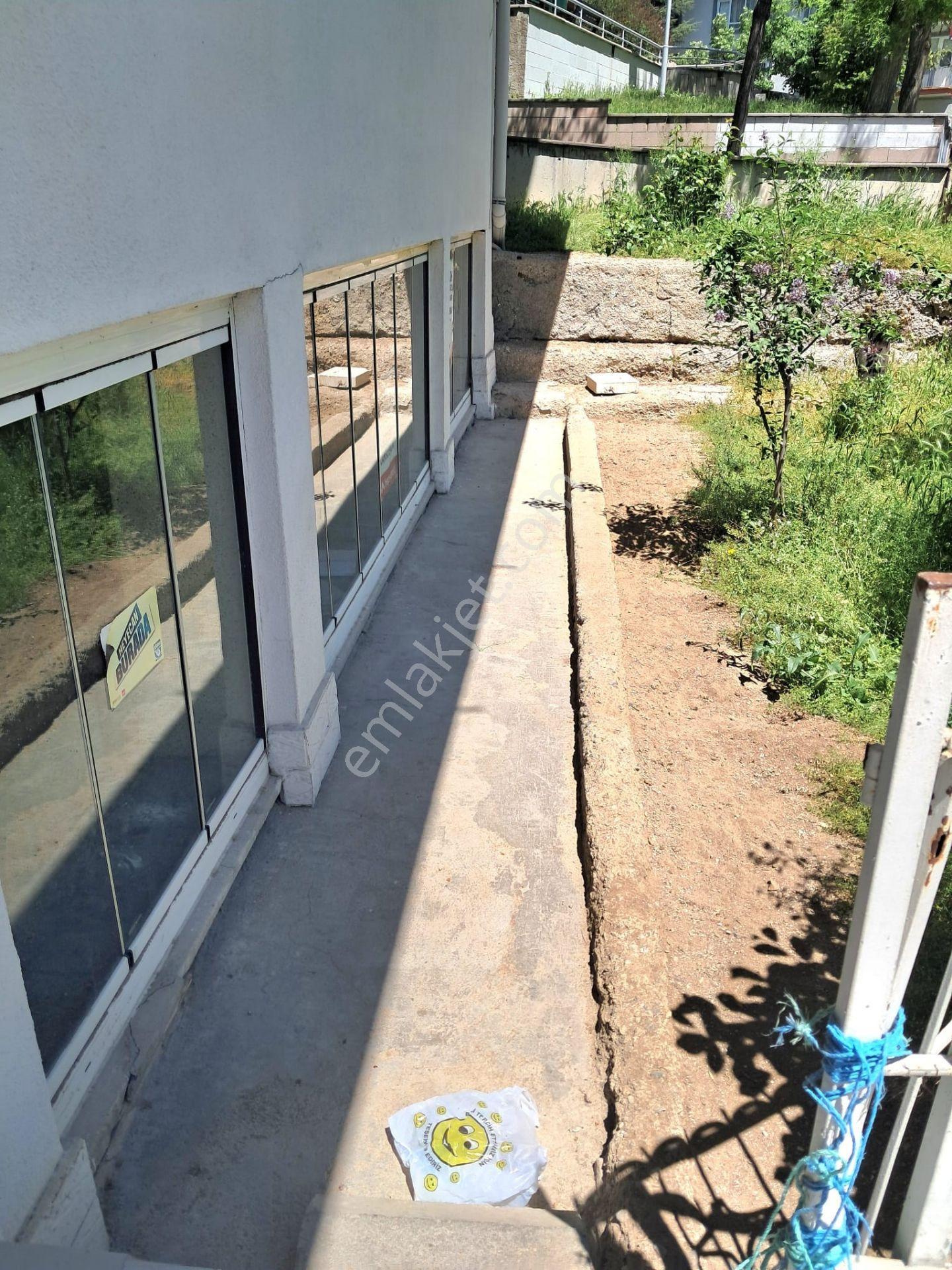 Beştepede Yarim Kotta Ferah Aydınlıklı Yapısız 150m2 Dükkan Kiralık